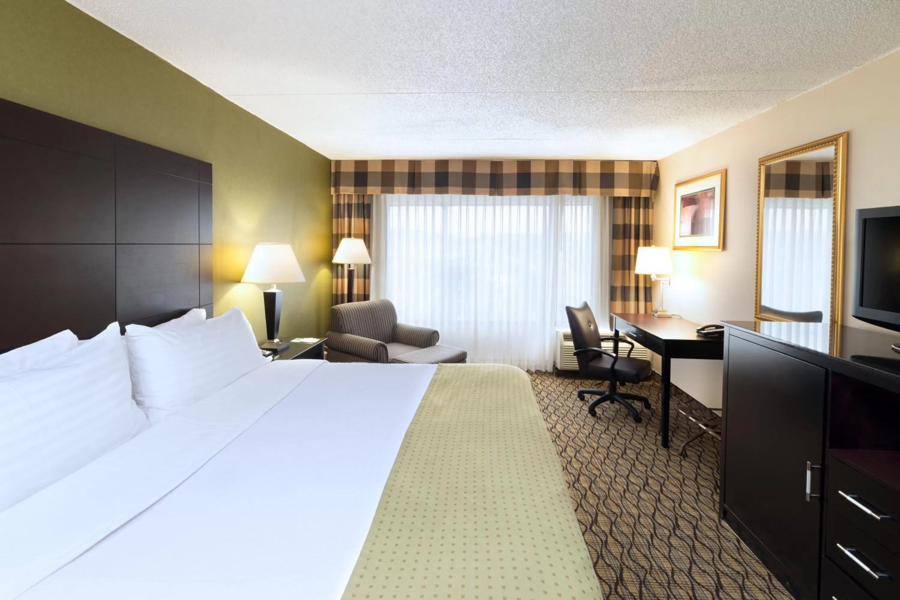 Photo of the whole room, Bed in Wyndham Garden Totowa