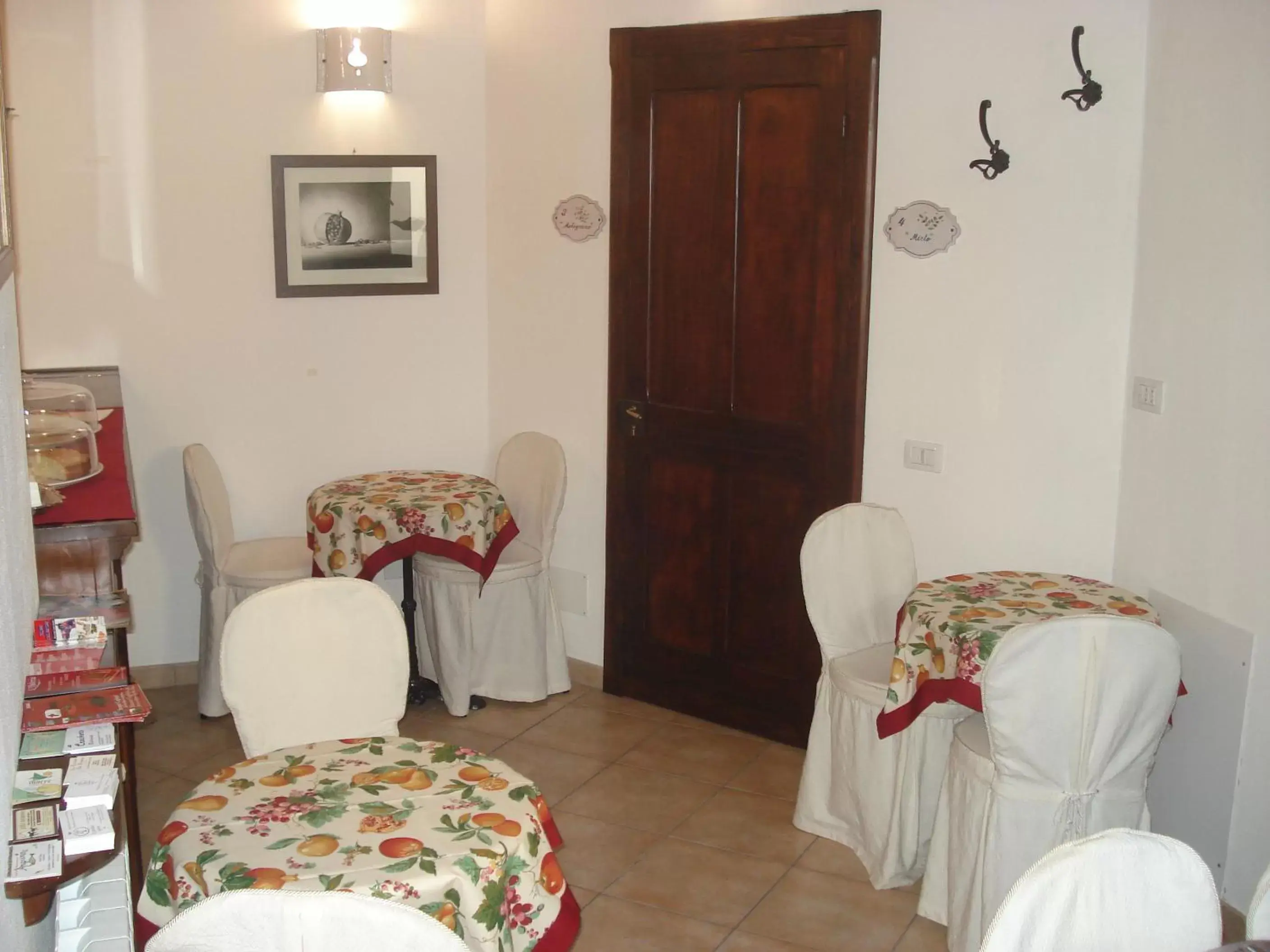 Communal lounge/ TV room, Banquet Facilities in Guest House Il Giardino Segreto