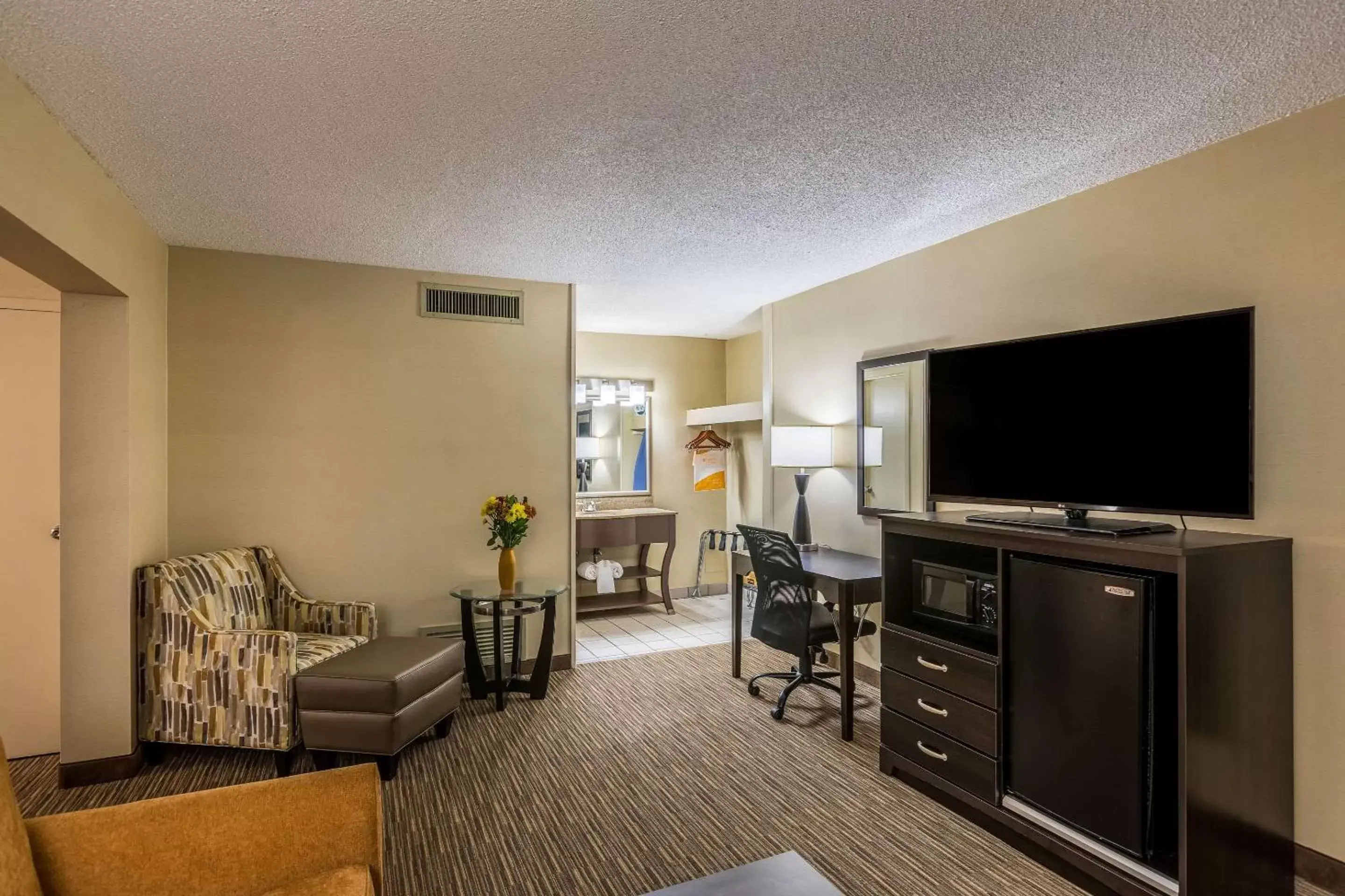 Photo of the whole room, TV/Entertainment Center in Quality Inn University Lansing