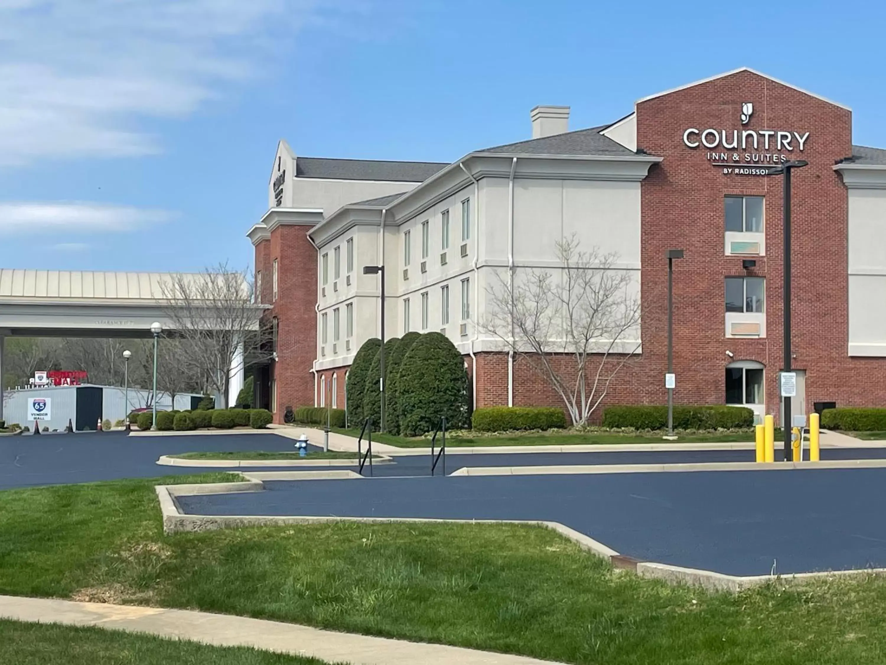 Property building in Country Inn & Suites by Radisson, Elizabethtown, KY
