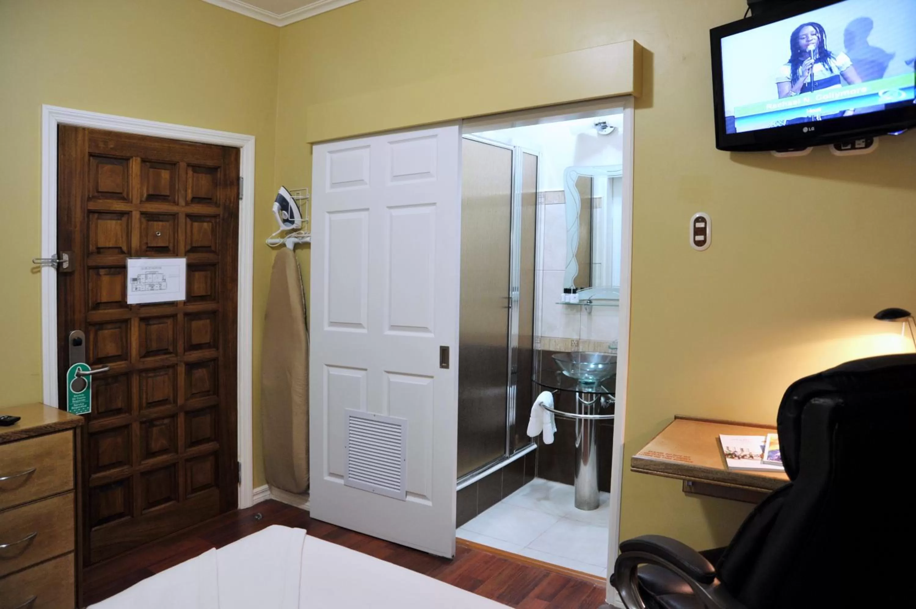 Bed in Culture Crossroads Inn