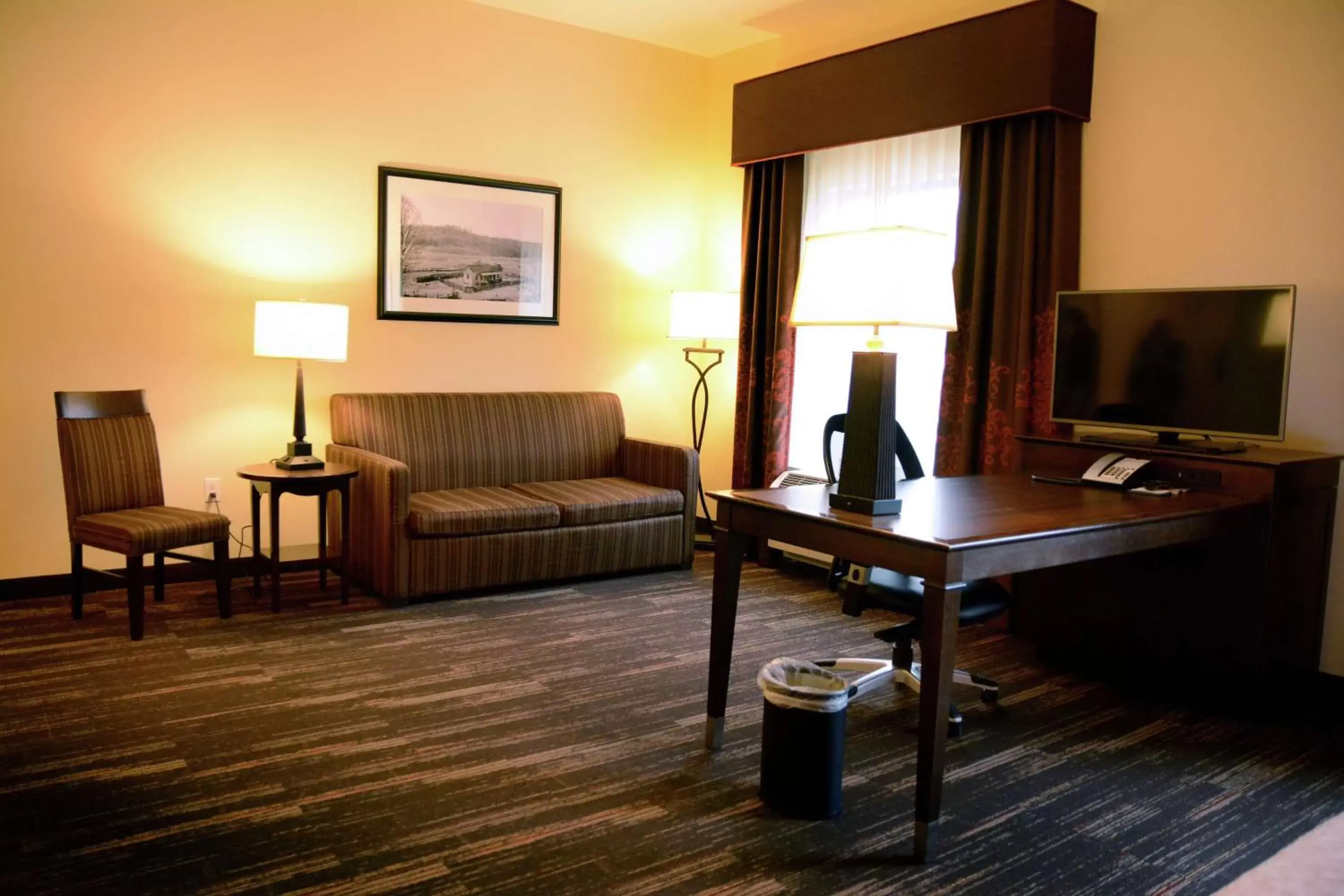 Bedroom, Seating Area in Hampton Inn Poplar Bluff