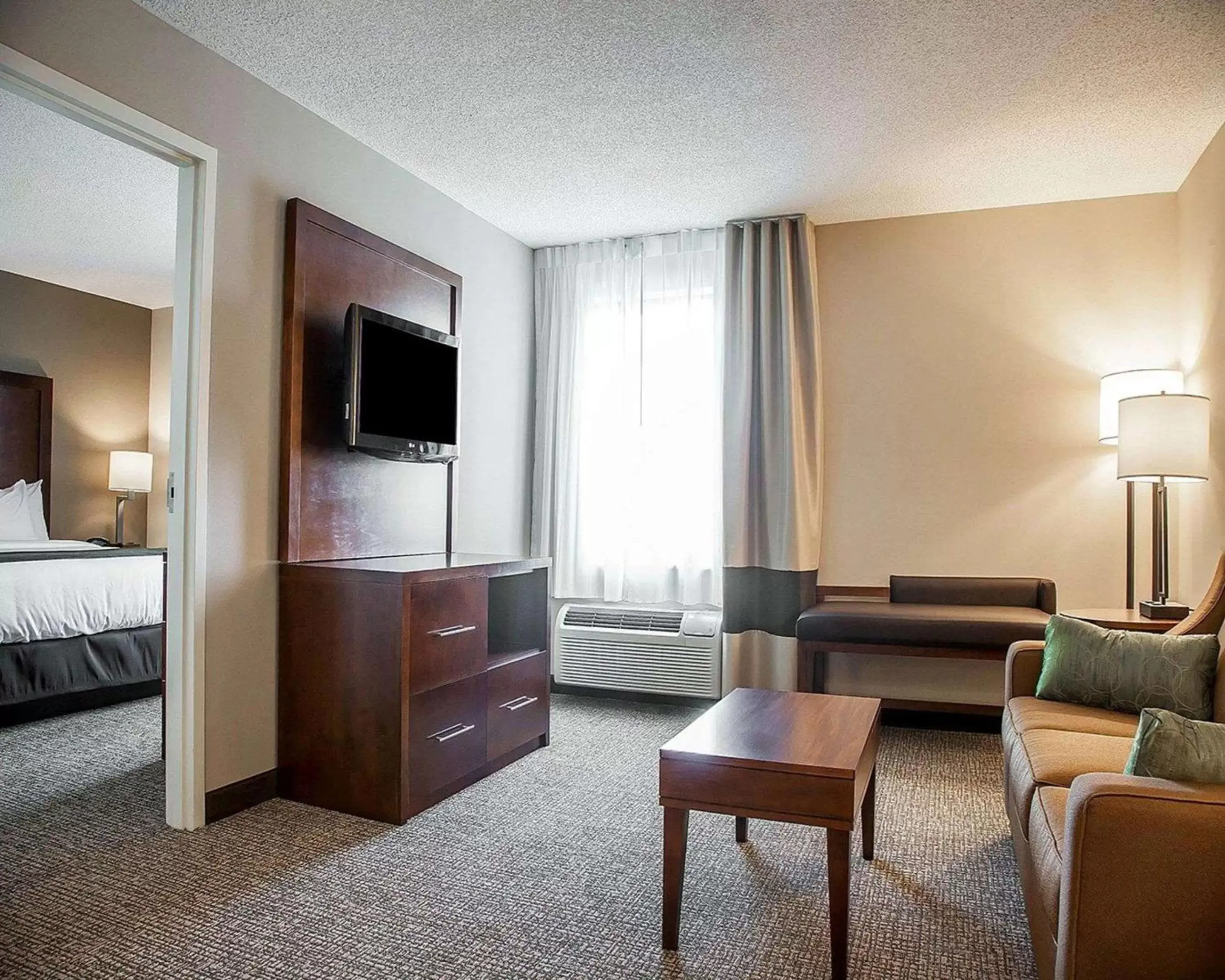 Bedroom, TV/Entertainment Center in Comfort Suites West Warwick - Providence