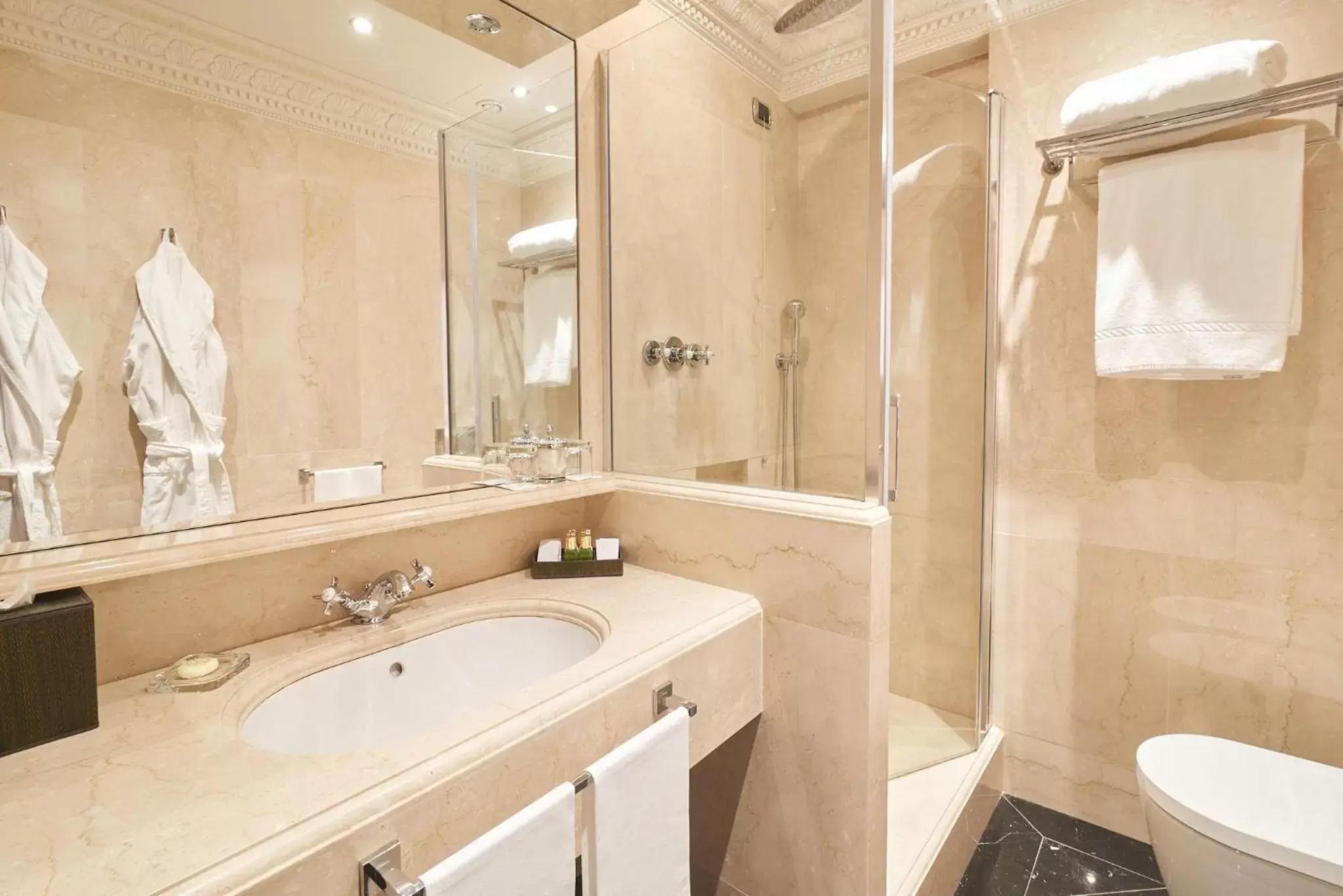 Shower, Bathroom in Hotel de la Ville Monza - Small Luxury Hotels of the World