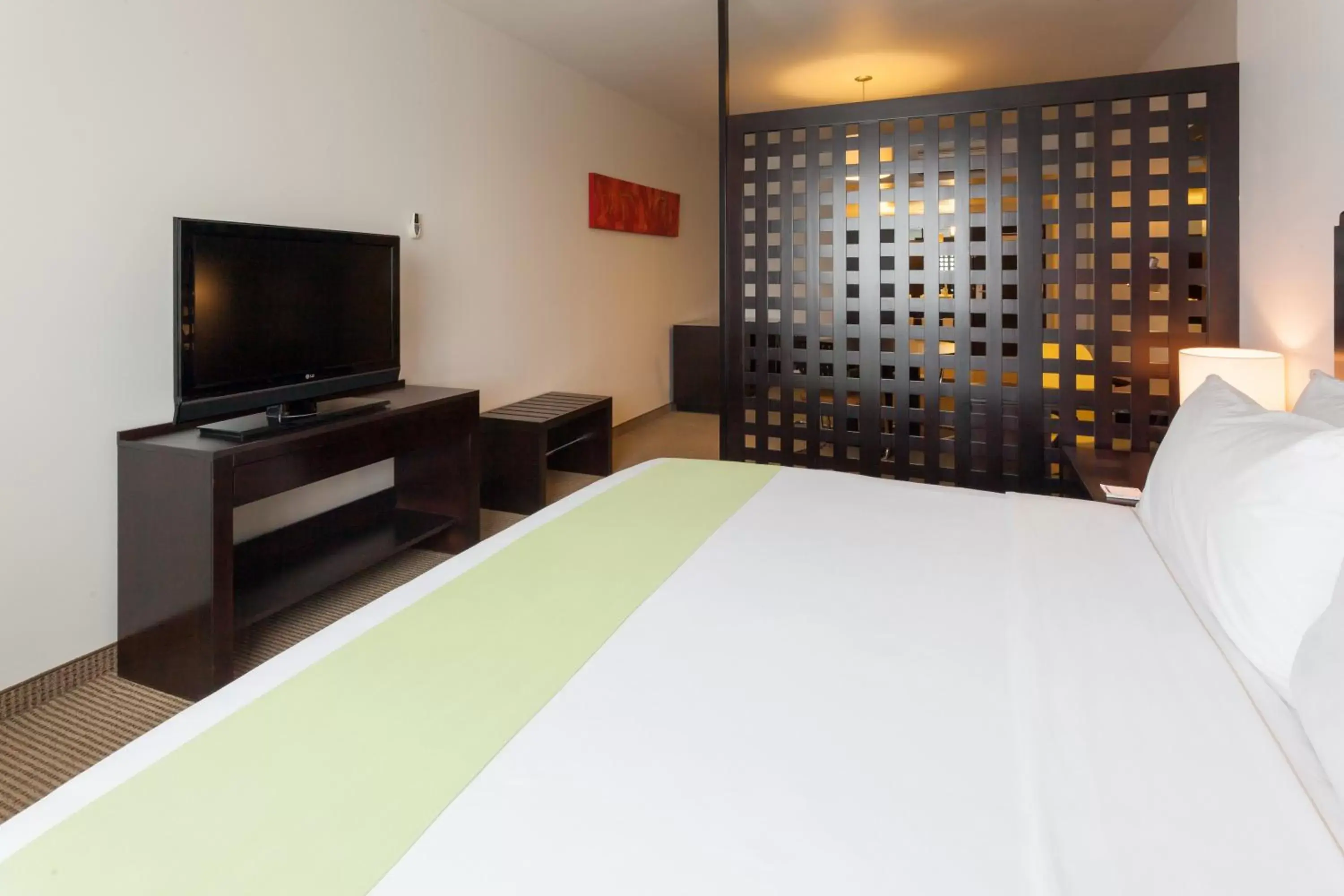 Bedroom, TV/Entertainment Center in Holiday Inn Express Guadalajara Iteso, an IHG Hotel