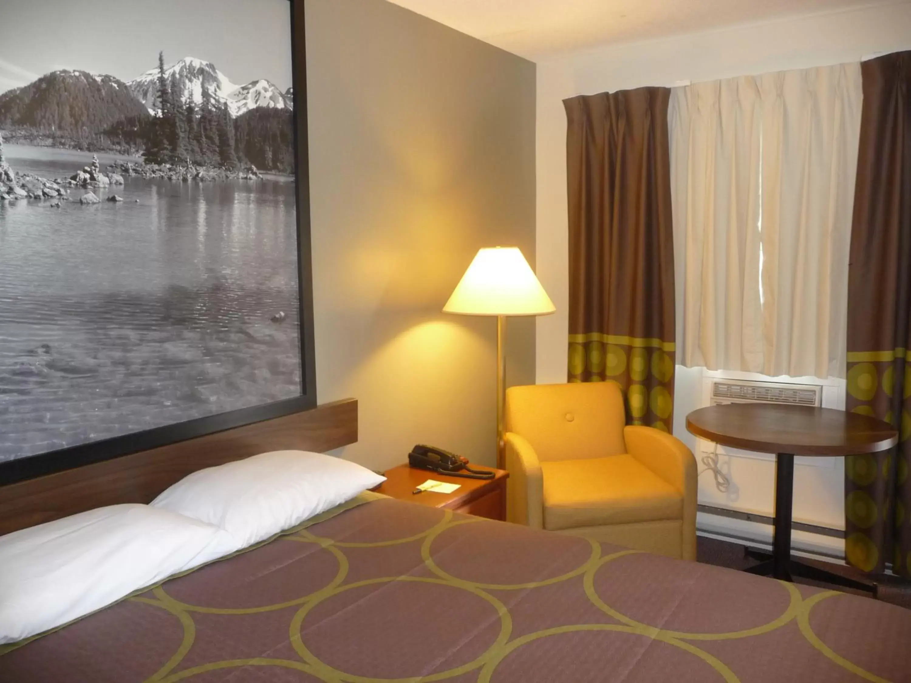 Queen Room - Non-Smoking in Super 8 by Wyndham Kamloops East Queen Room - Non-Smoking in Super 8 by Wyndham Kamloops East