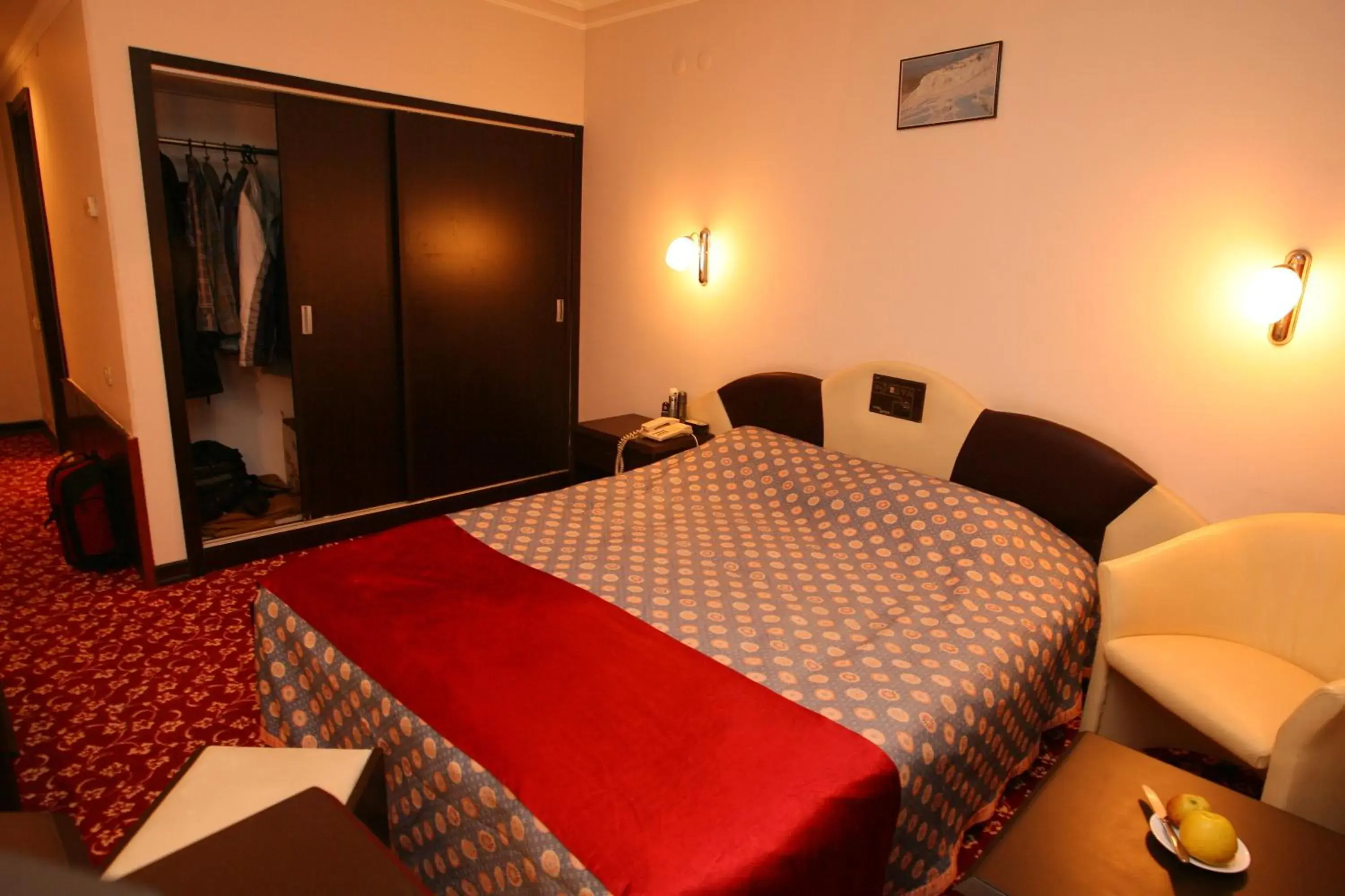 Photo of the whole room, Bed in Akyuz Hotel