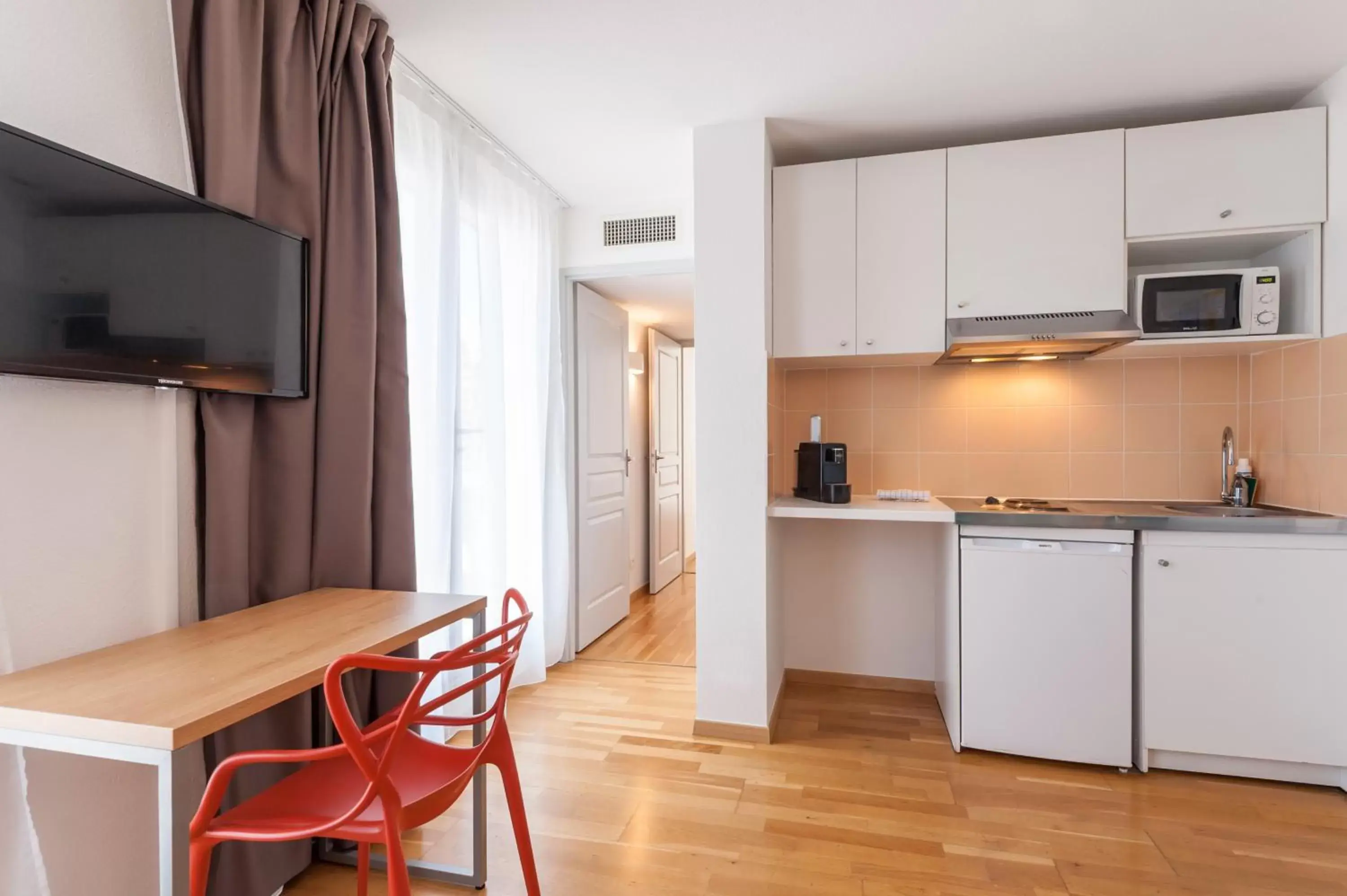 TV and multimedia, Kitchen/Kitchenette in Residhotel Vieux Port