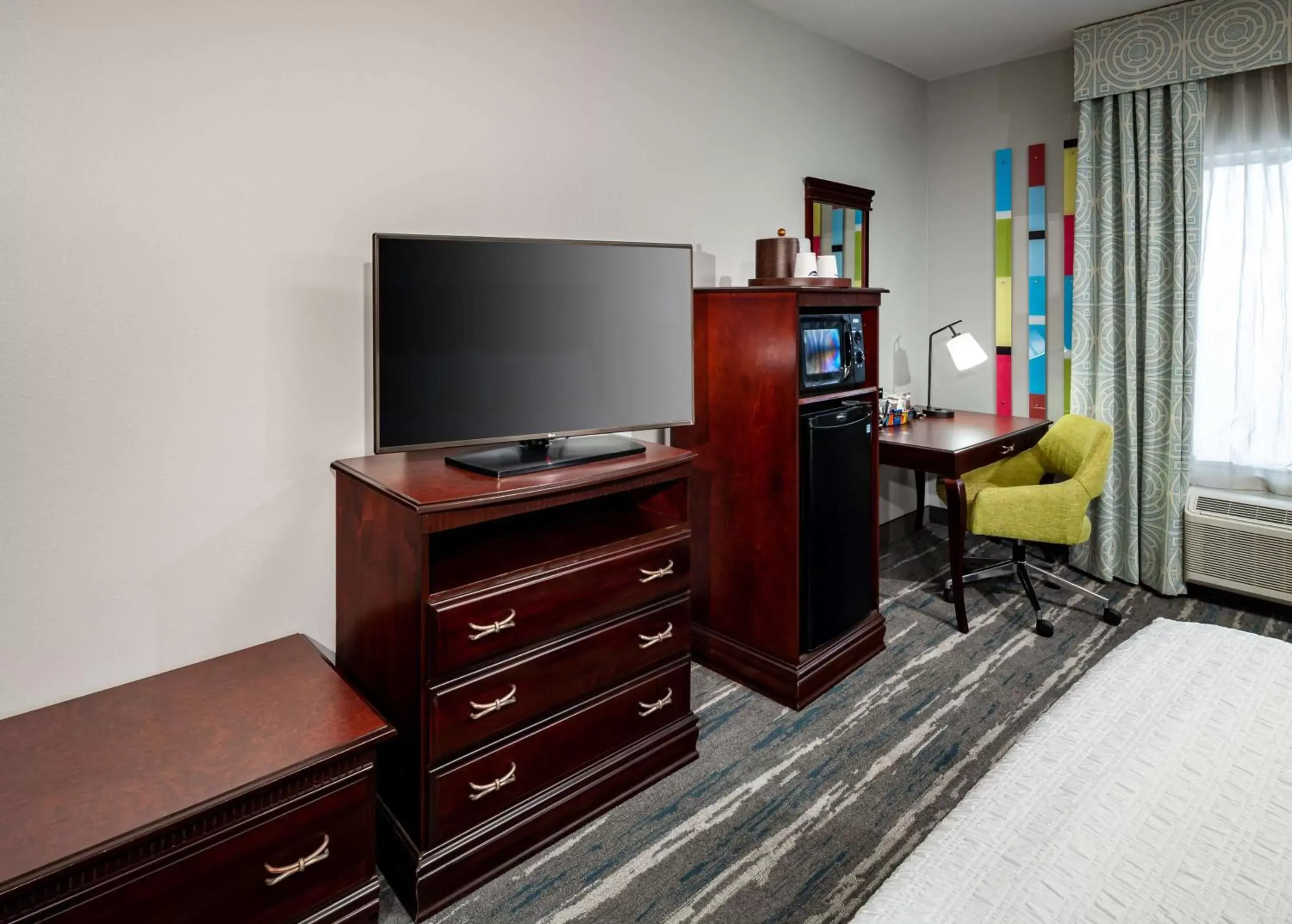 Bedroom, TV/Entertainment Center in Hampton Inn & Suites Texarkana