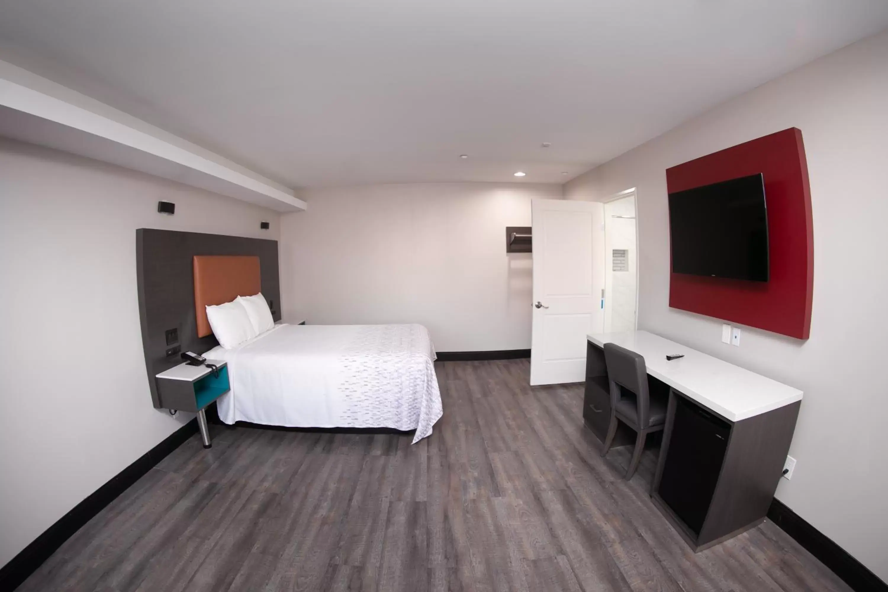 Bed, TV/Entertainment Center in Rodeway Inn South Gate - Los Angeles South