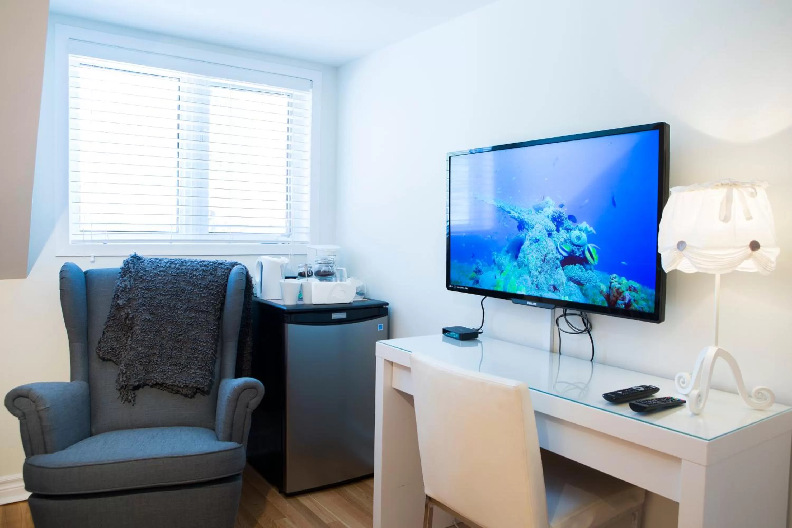 TV and multimedia, TV/Entertainment Center in Auberge Tom B&B