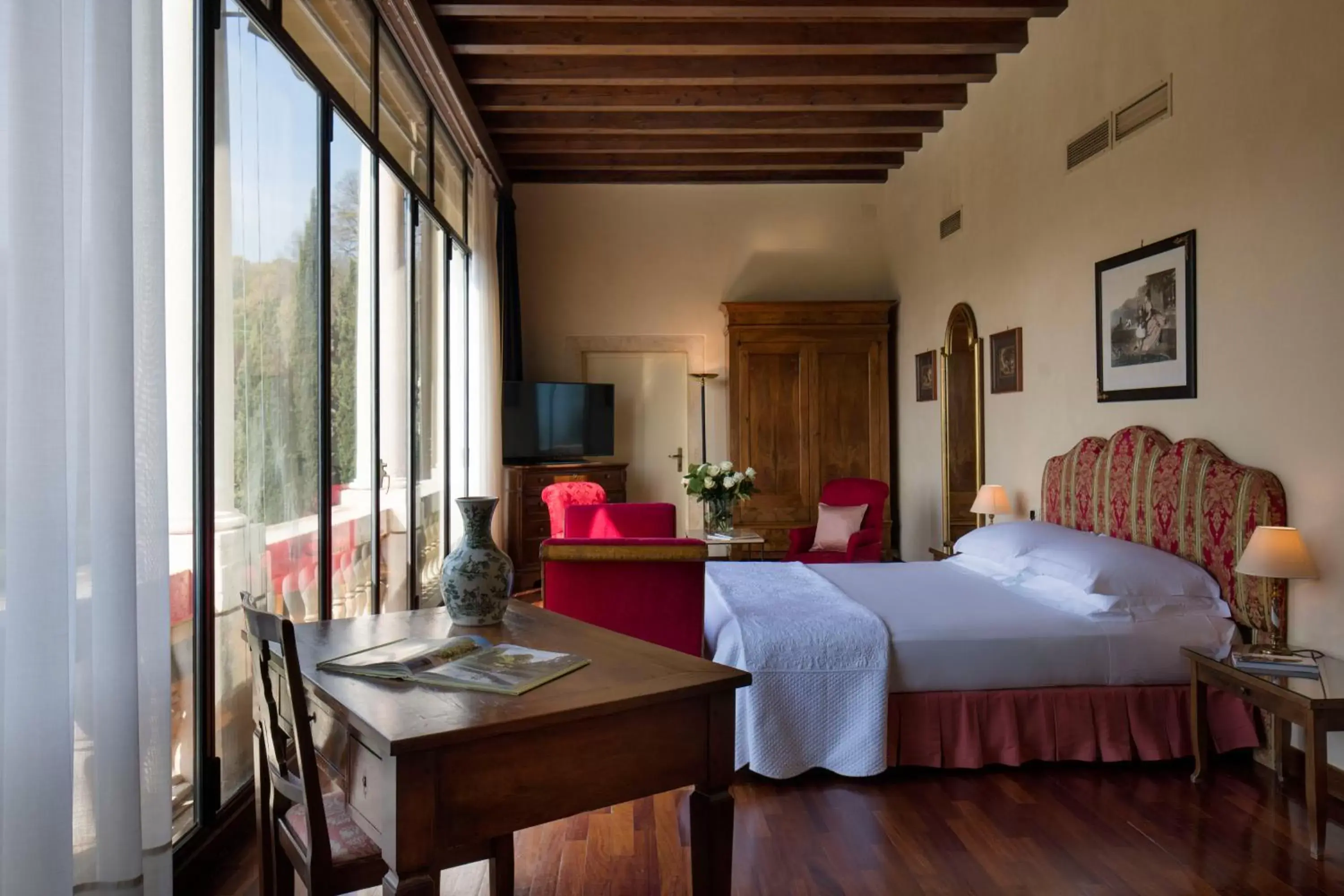 Photo of the whole room in Villa Michelangelo Vicenza – Starhotels Collezione