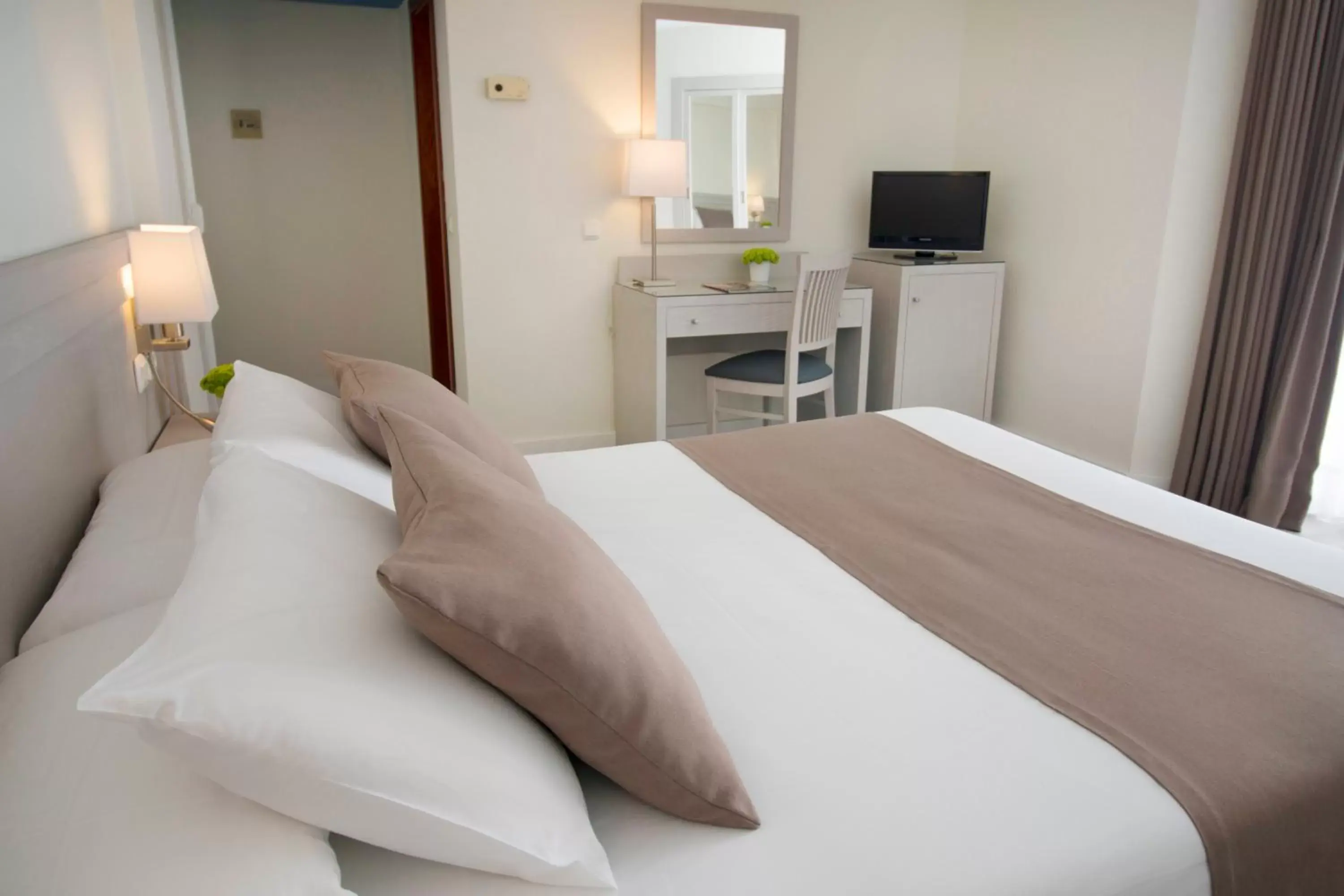 Bedroom, Bed in Hotel Helios Costa Tropical