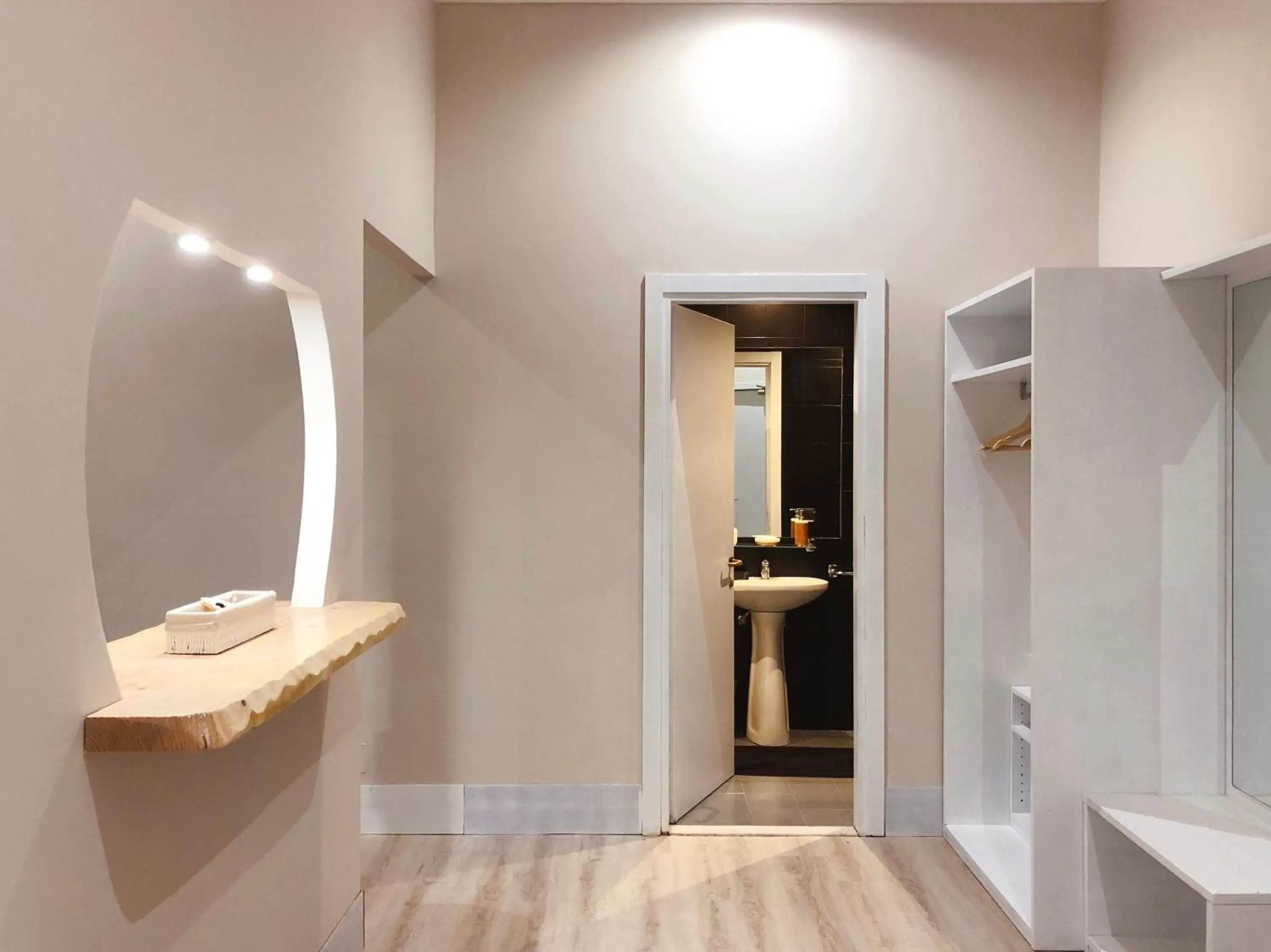 Communal lounge/ TV room, Bathroom in Hotel Paris