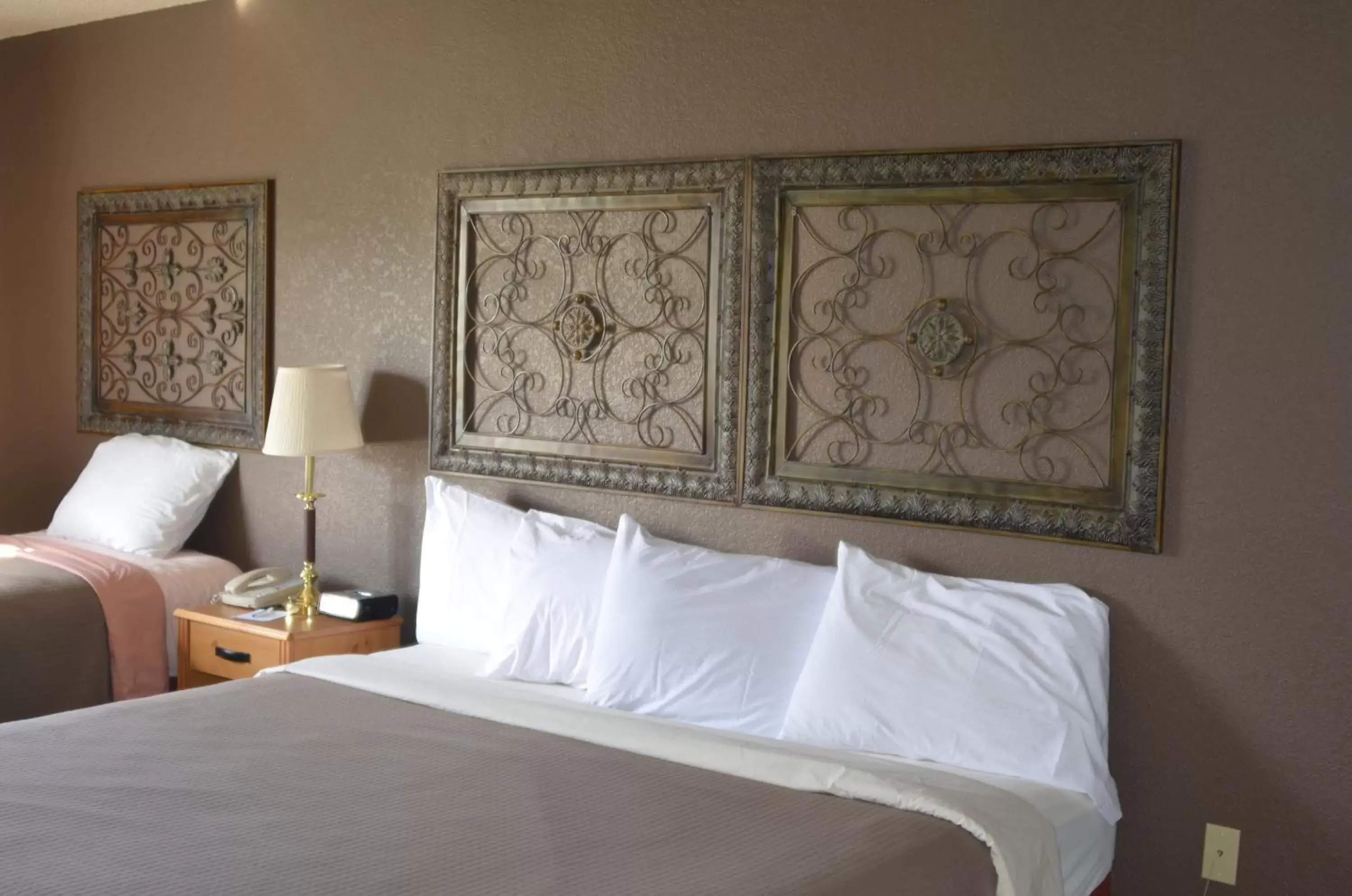 Photo of the whole room, Bed in Boarders Inn and Suites by Cobblestone Hotels - Fayette