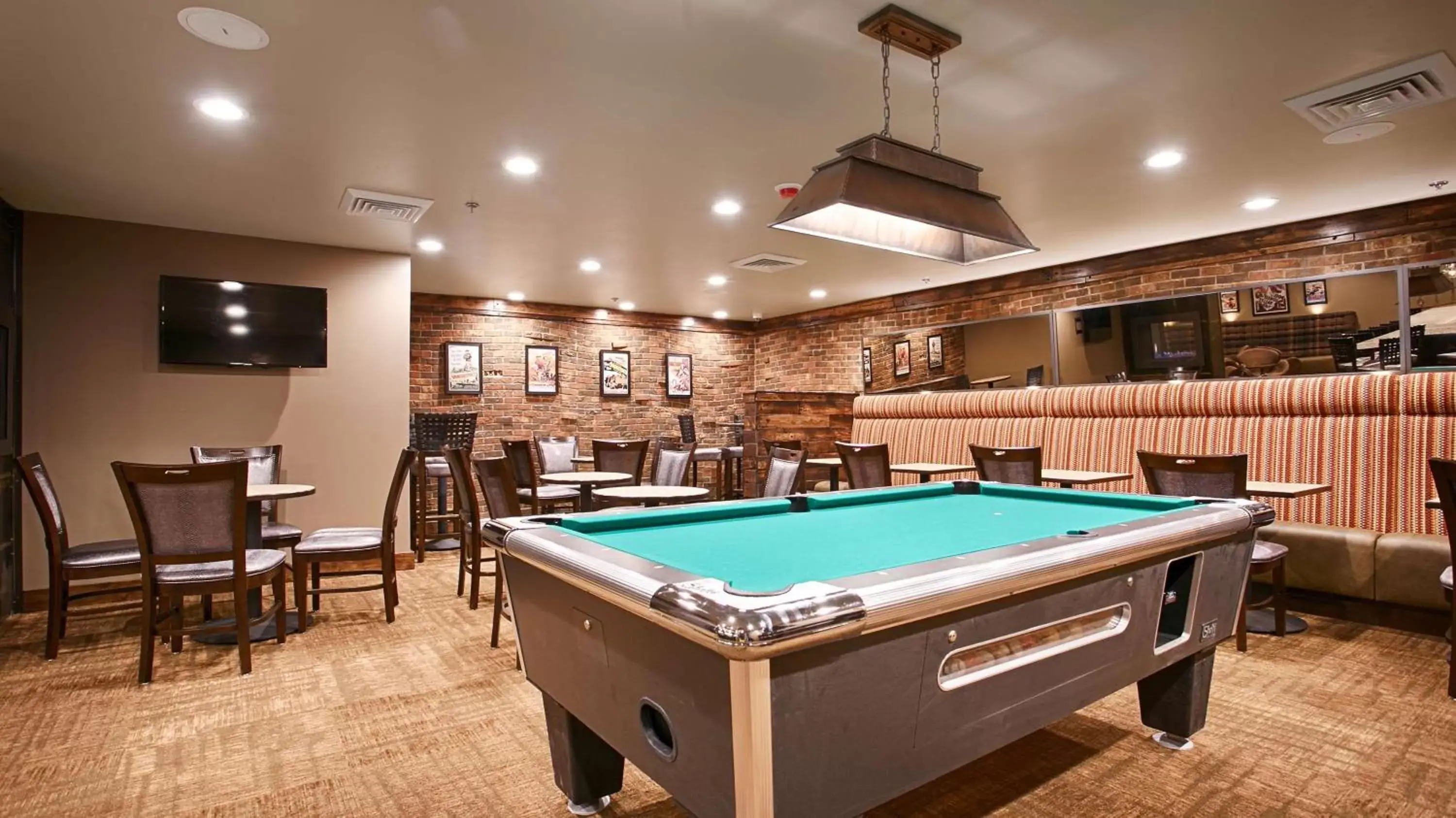 Lounge or bar, Billiards in Best Western Cotton Tree Inn
