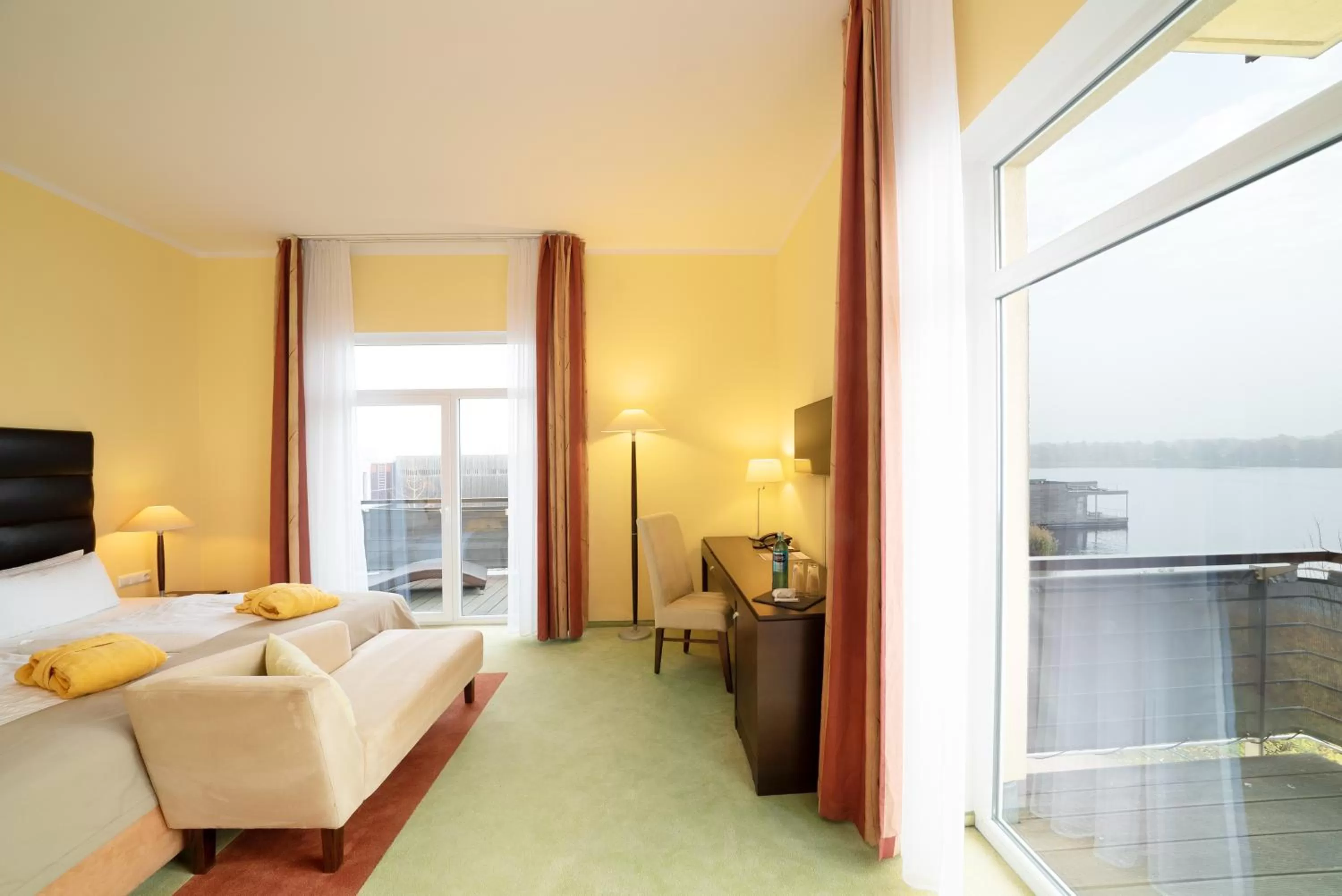 Lake view, Bed in Resort Mark Brandenburg & Fontane Therme