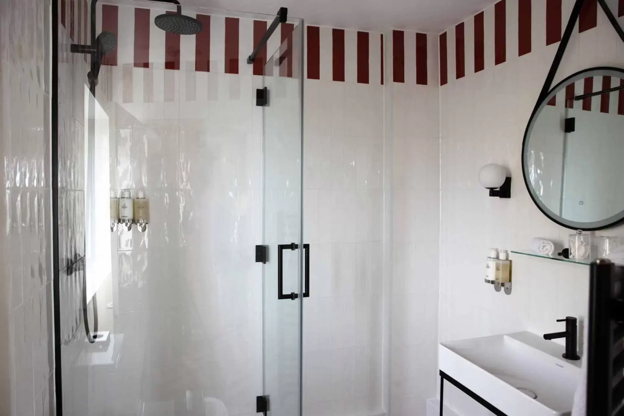 Shower, Bathroom in The Relais Cooden Beach