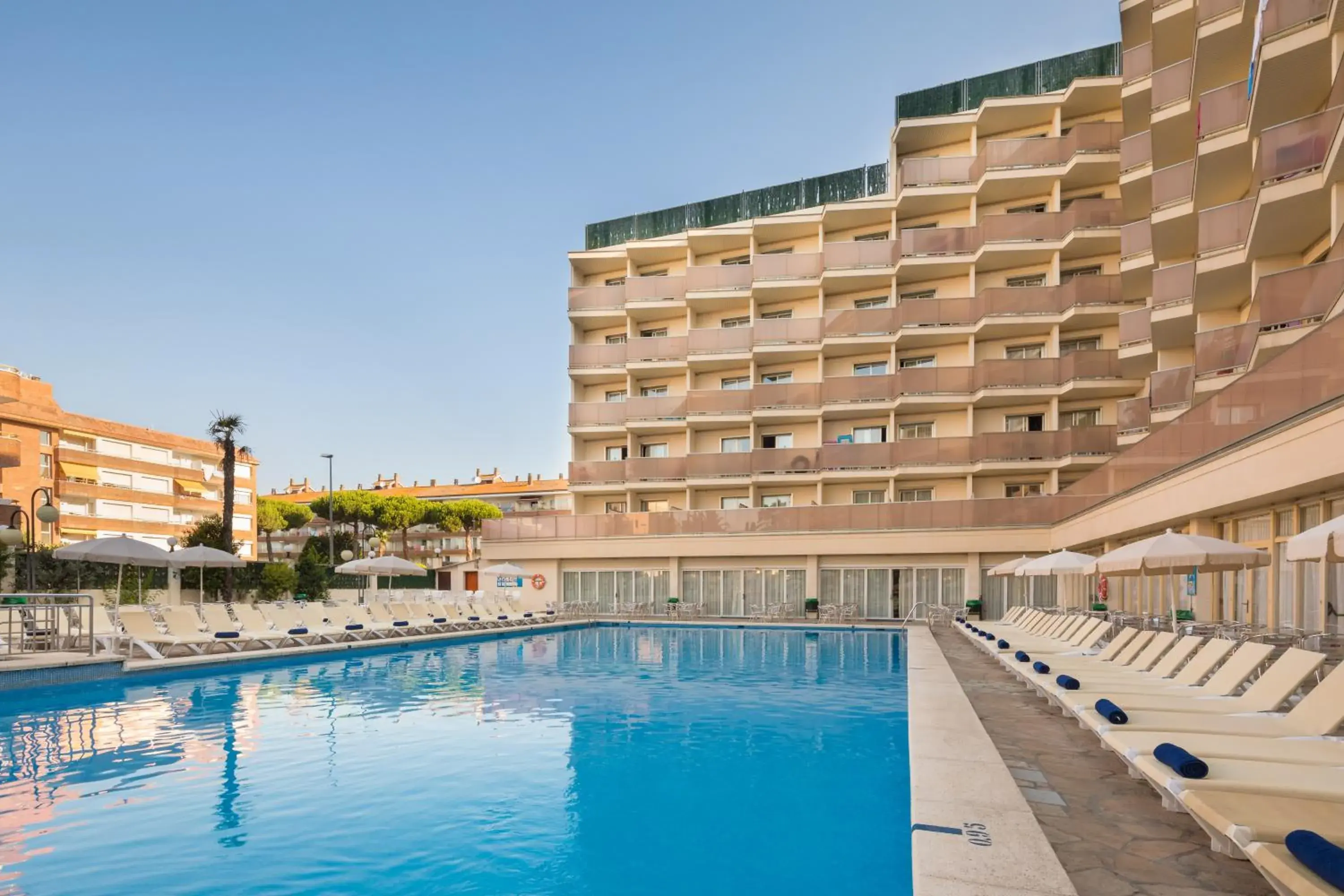 Swimming pool, Property Building in htop Royal Beach