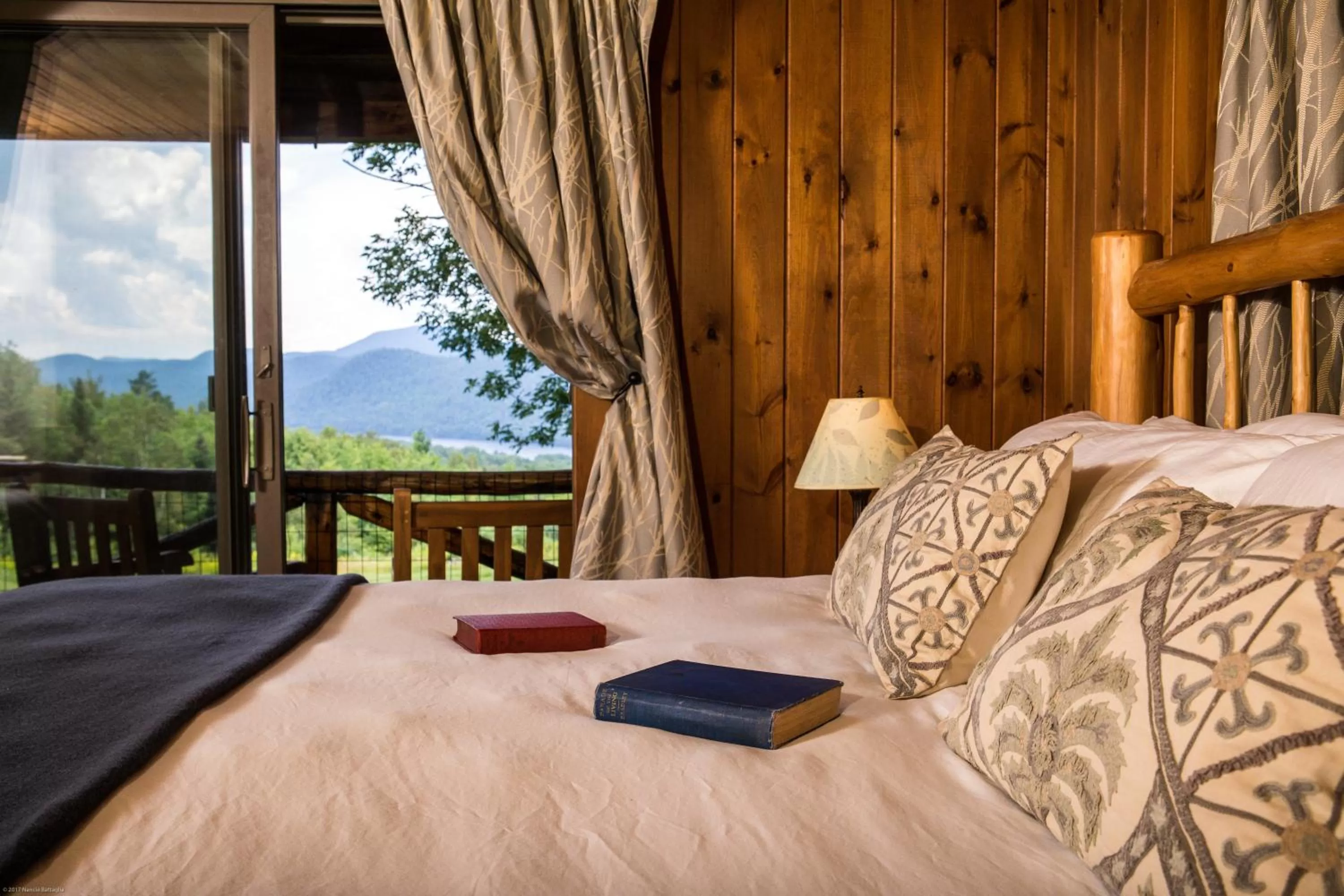 Bedroom, Bed in Garnet Hill Lodge