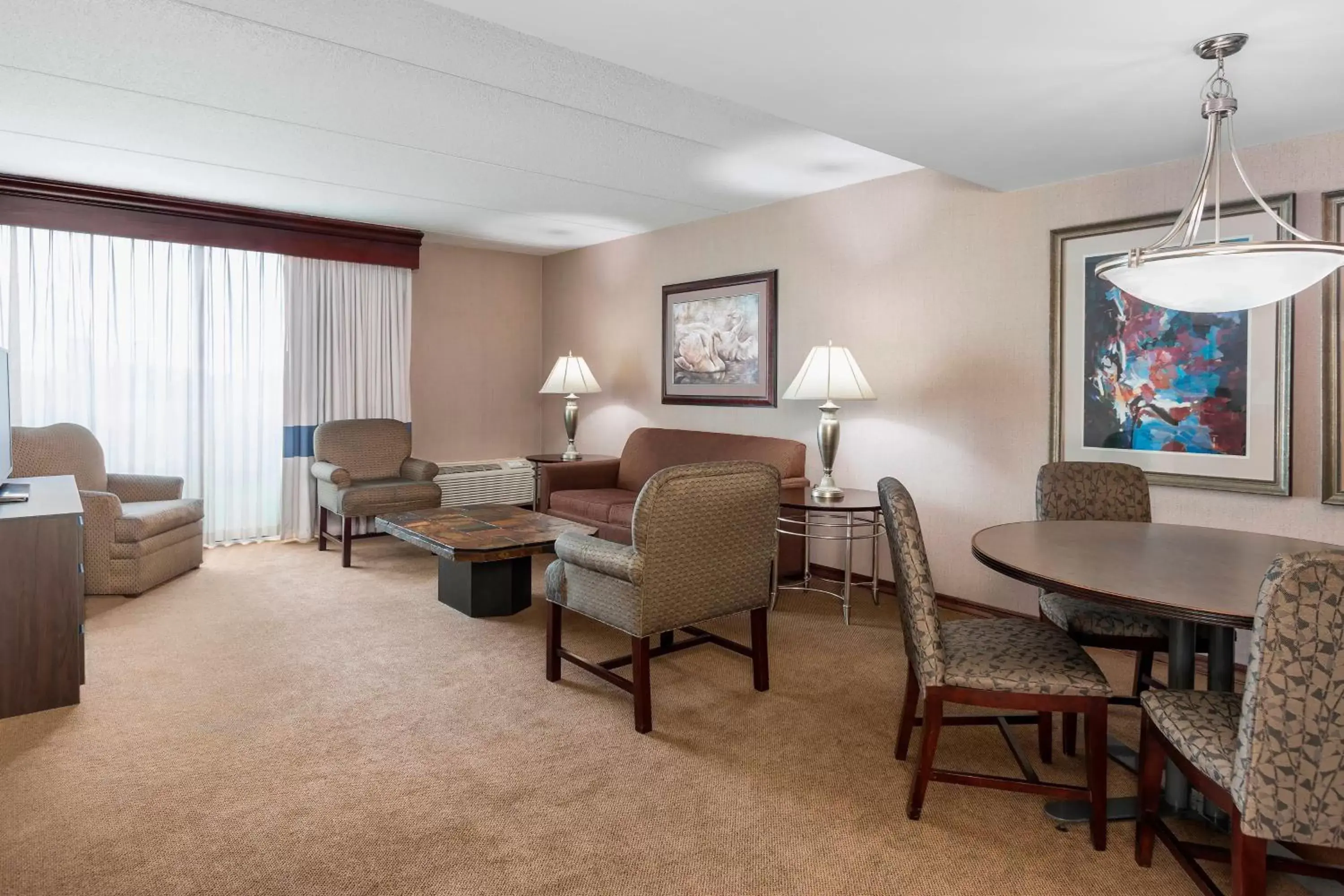 Living room, Seating Area in Four Points by Sheraton Chicago O'Hare