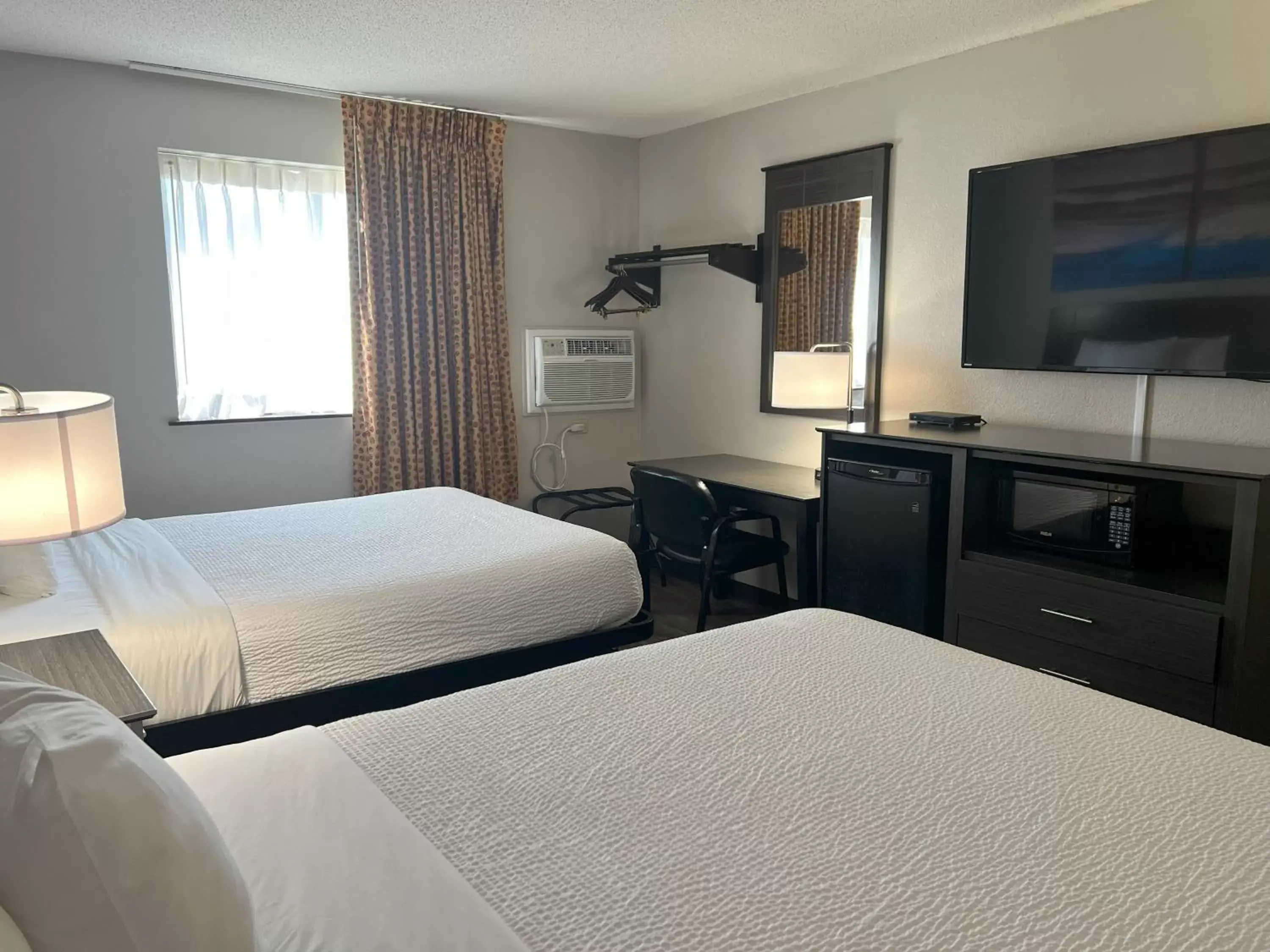 Bed in Days Inn by Wyndham Orange Park/Jacksonville