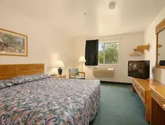 Queen Room - Disability Access/Non-Smoking in Super 8 by Wyndham Canonsburg/Pittsburgh Area