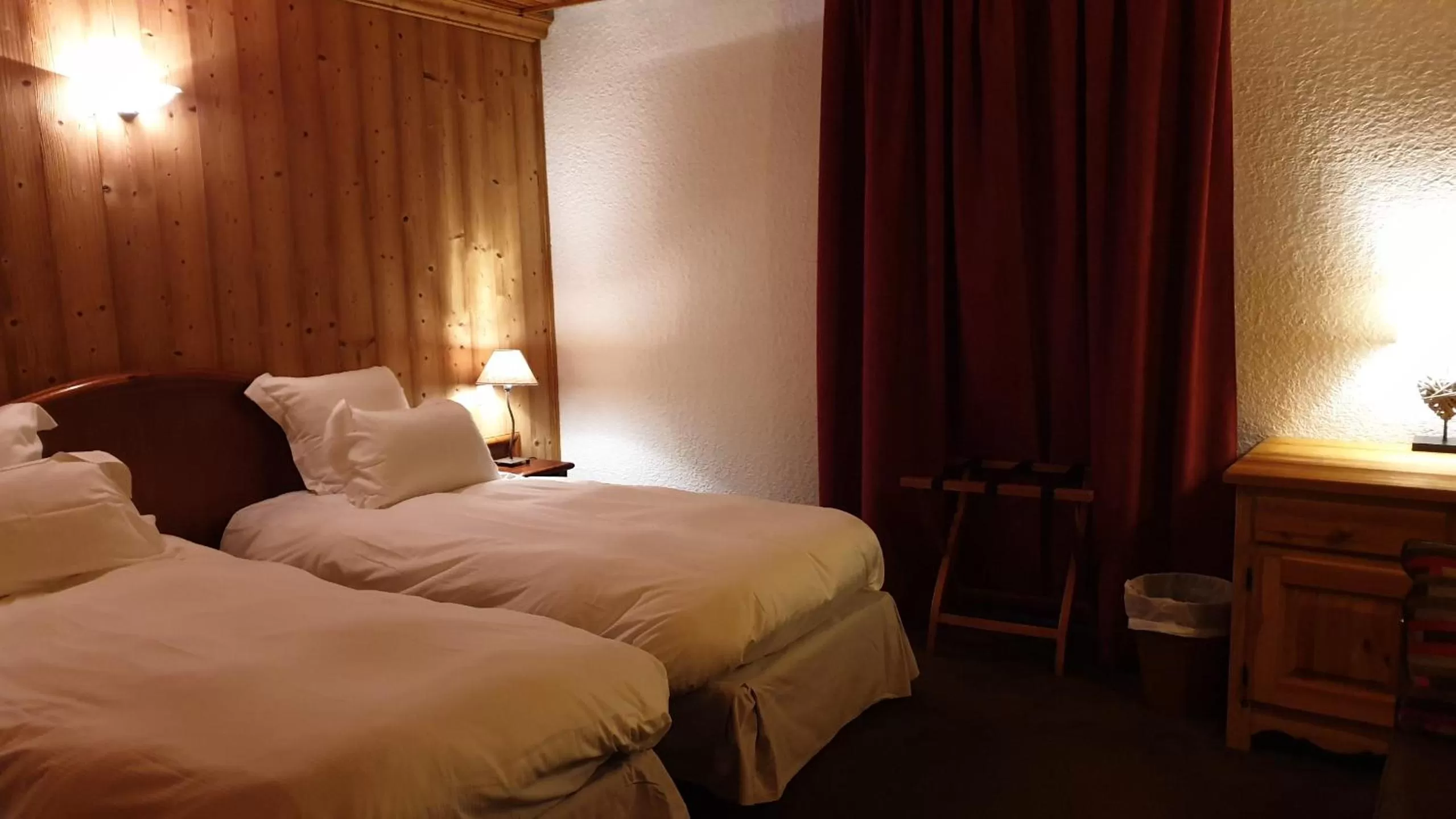 Photo of the whole room, Bed in Auberge de Savoie