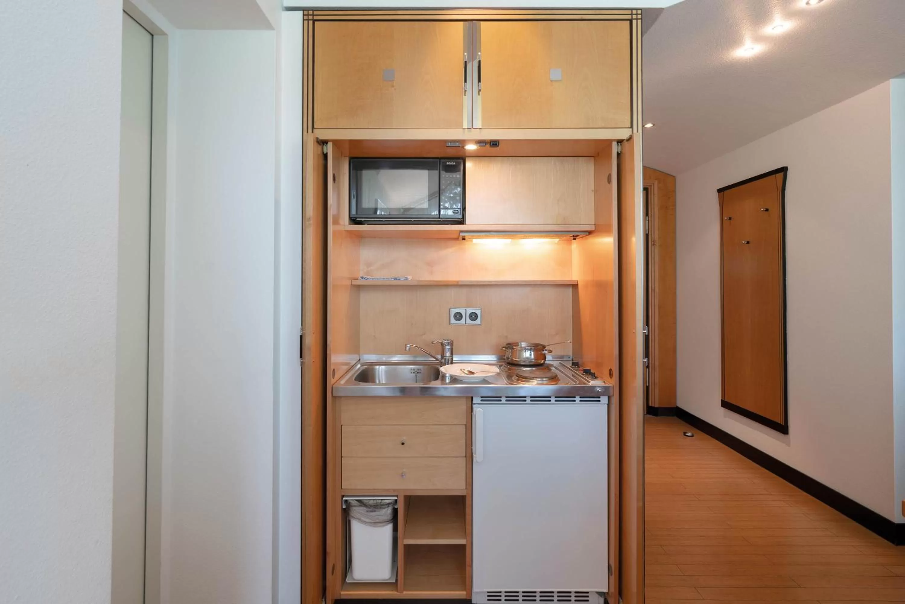 Kitchen or kitchenette in Seminaris Hotel Leipzig