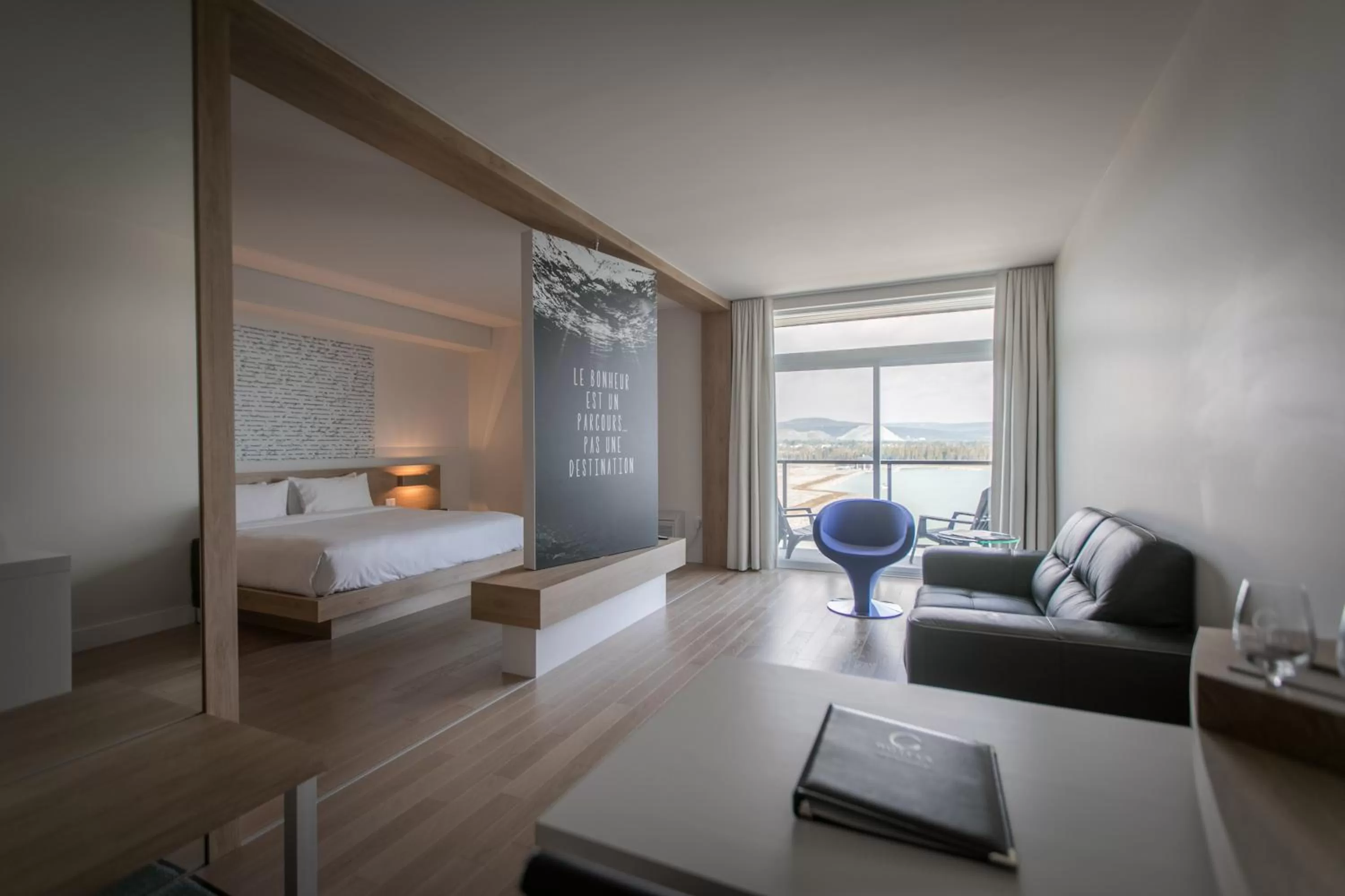 Balcony/Terrace, Bed in Hôtel du Domaine, centre de villégiature et de congrès