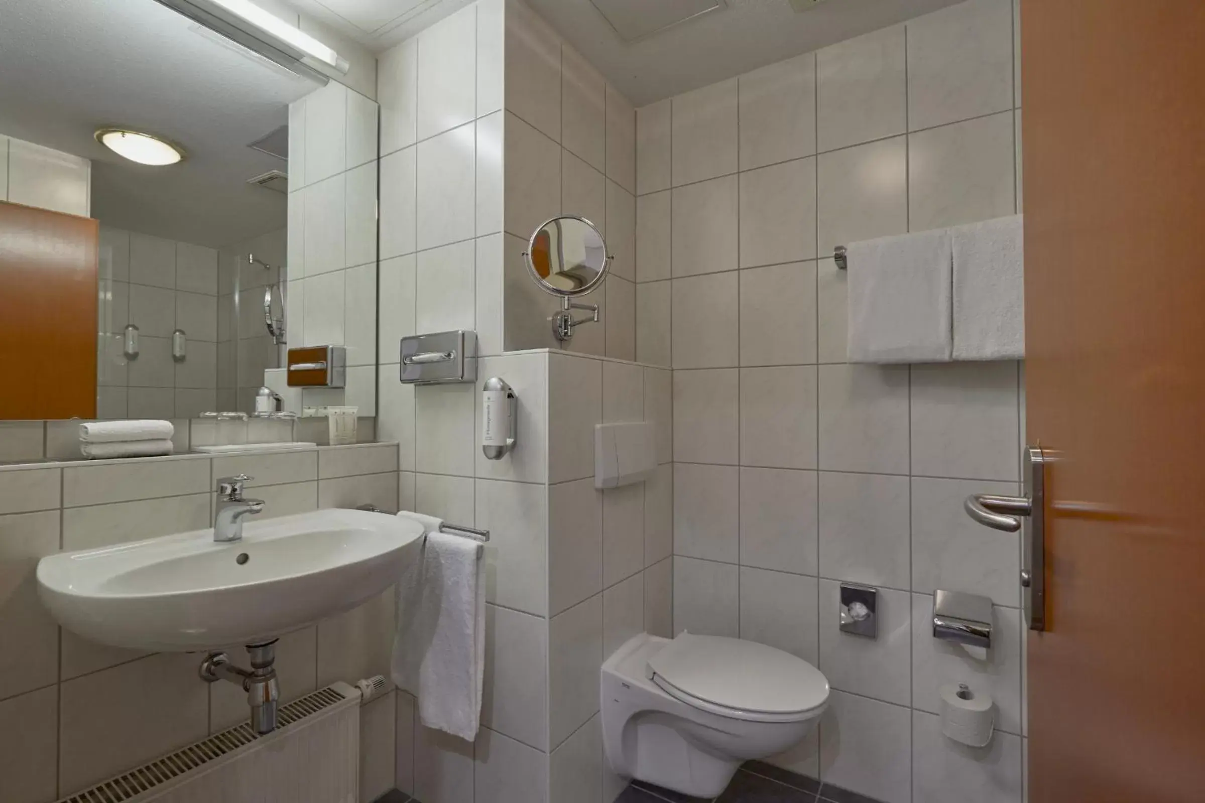 Bathroom in H+ Hotel Darmstadt