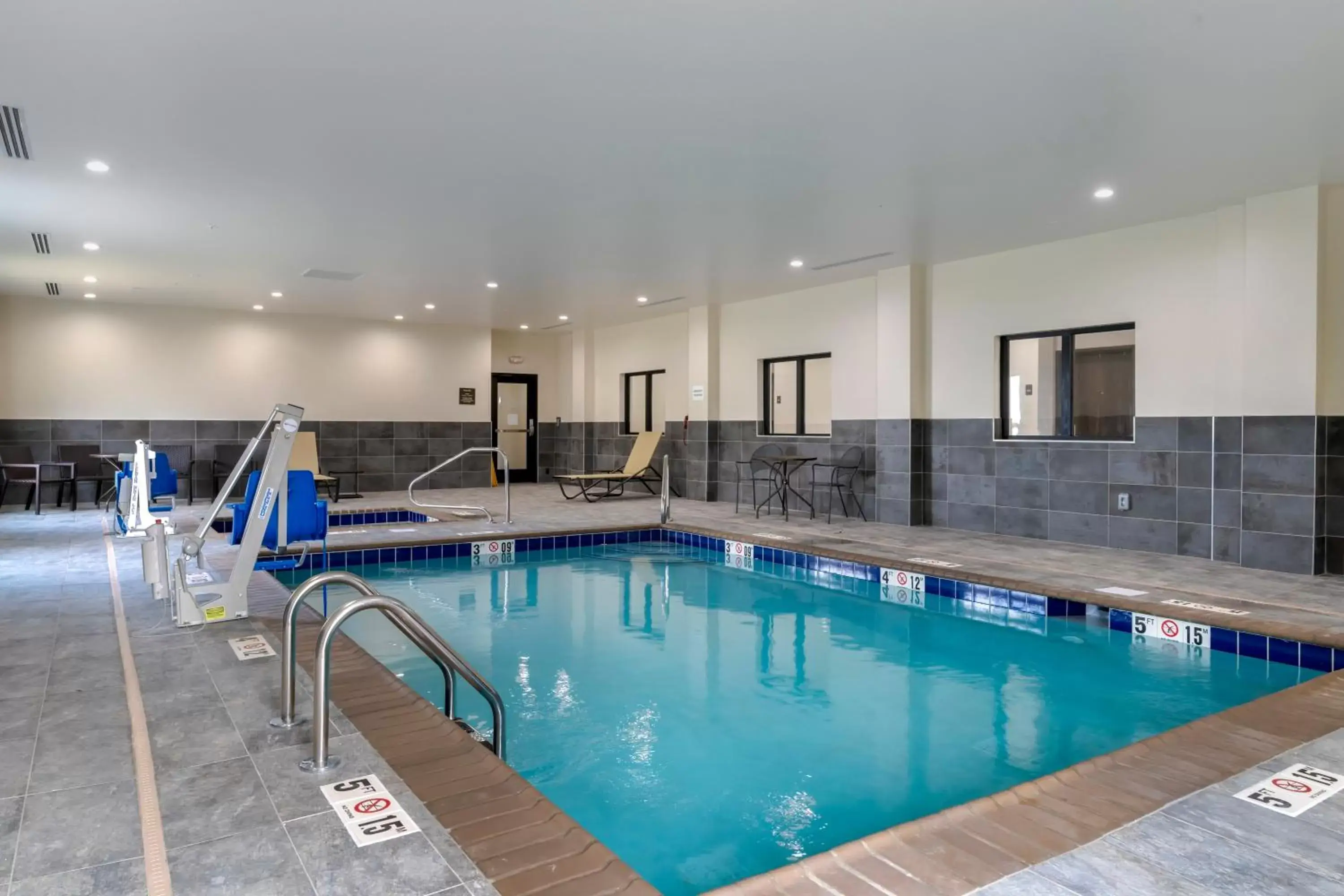 Swimming pool in Comfort Suites Paducah Mall Area Swimming pool in Comfort Suites Paducah Mall Area