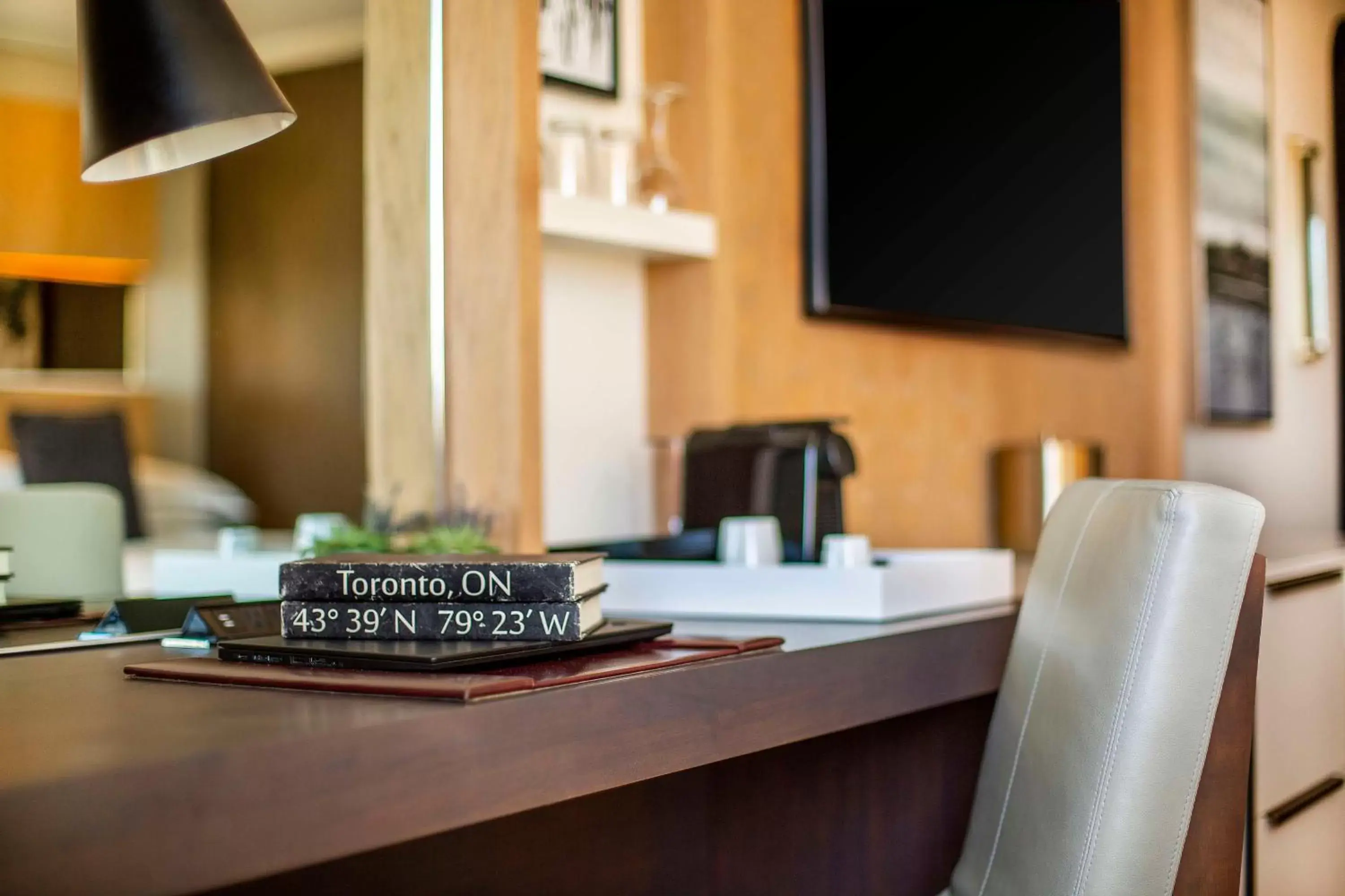 Bedroom, TV/Entertainment Center in The Yorkville Royal Sonesta Hotel Toronto