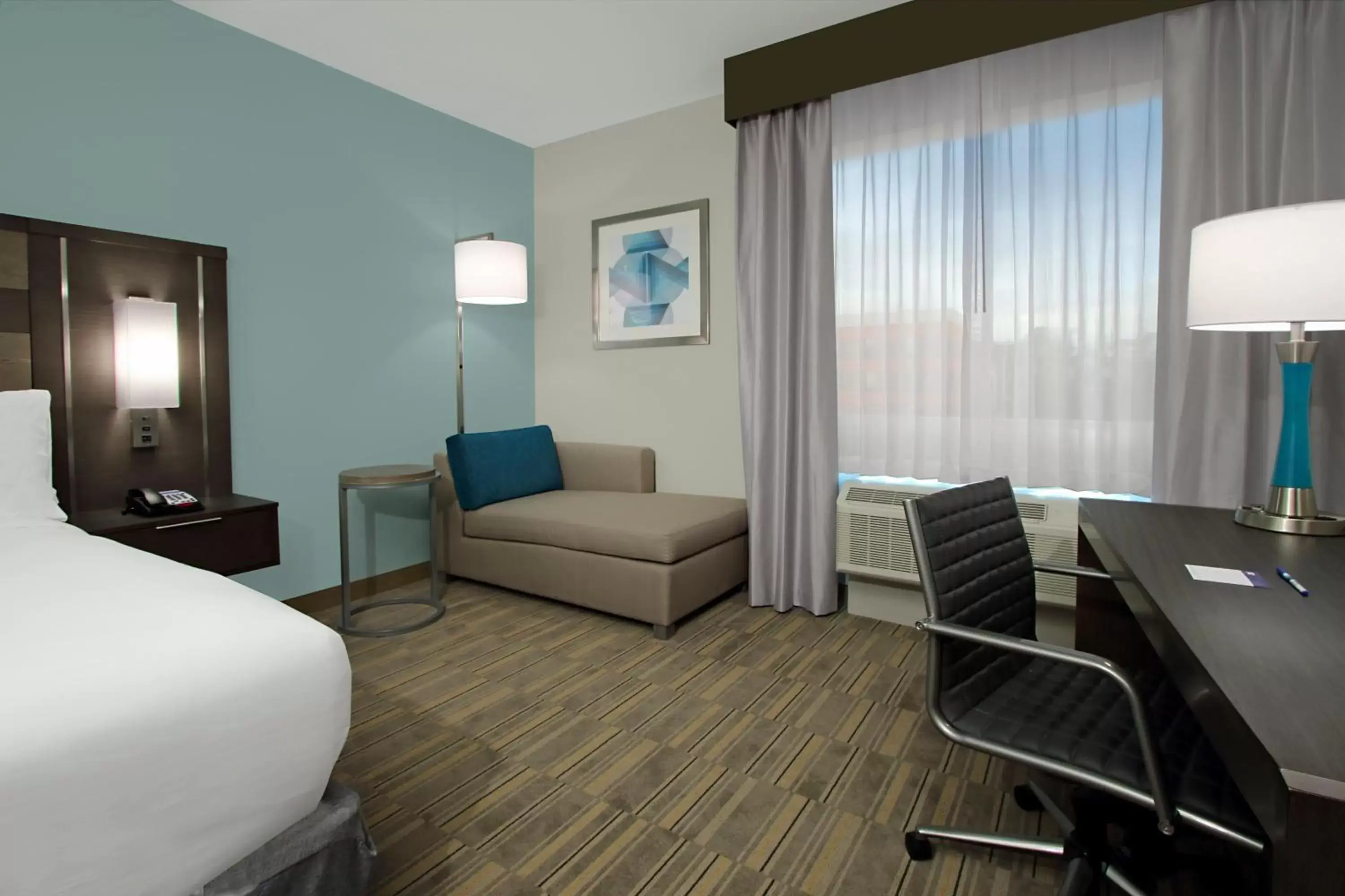 Photo of the whole room, Seating Area in Holiday Inn Express & Suites - Lake Charles South Casino Area, an IHG Hotel