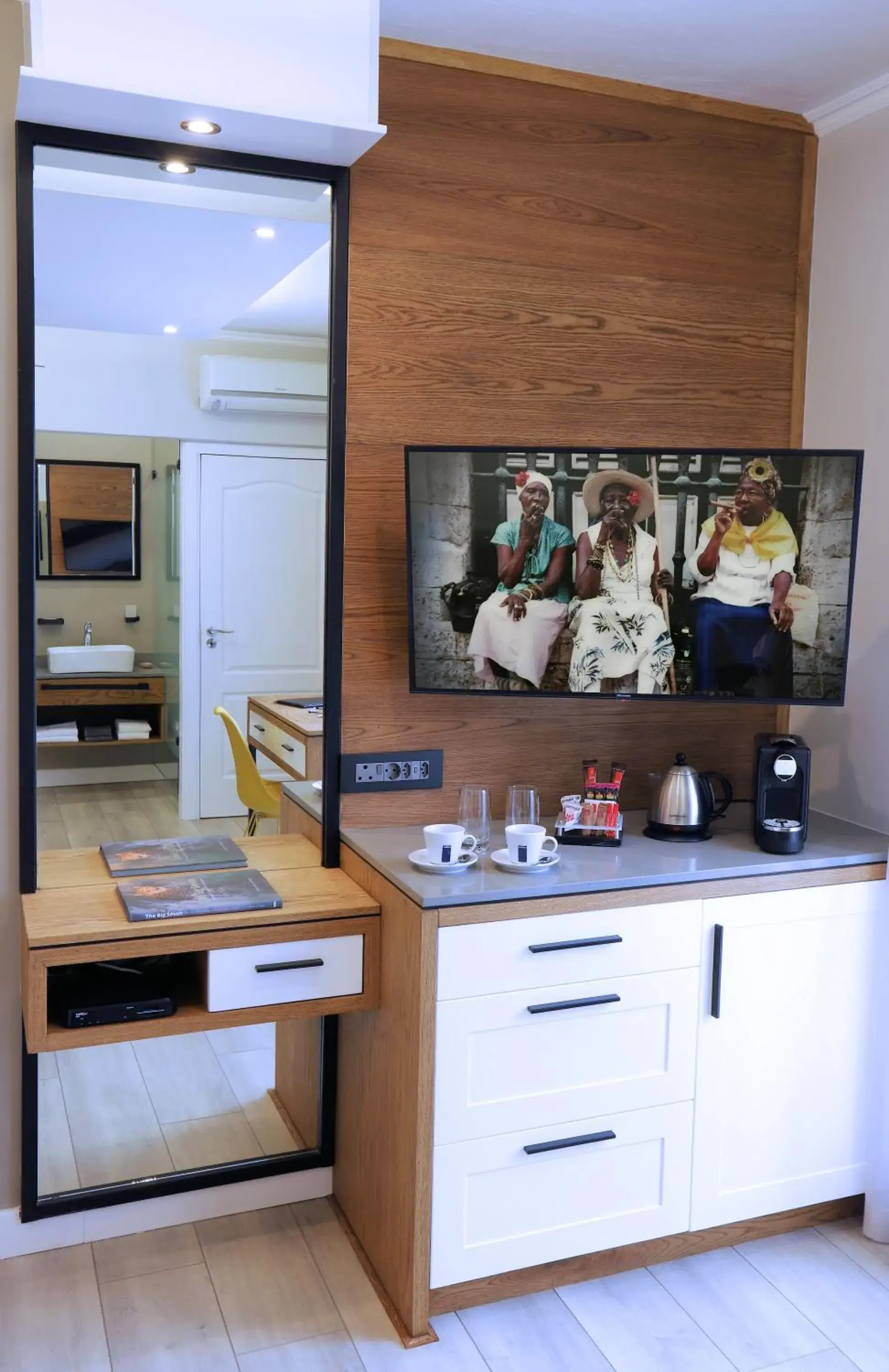 TV and multimedia, TV/Entertainment Center in Lavender Moon Guest House