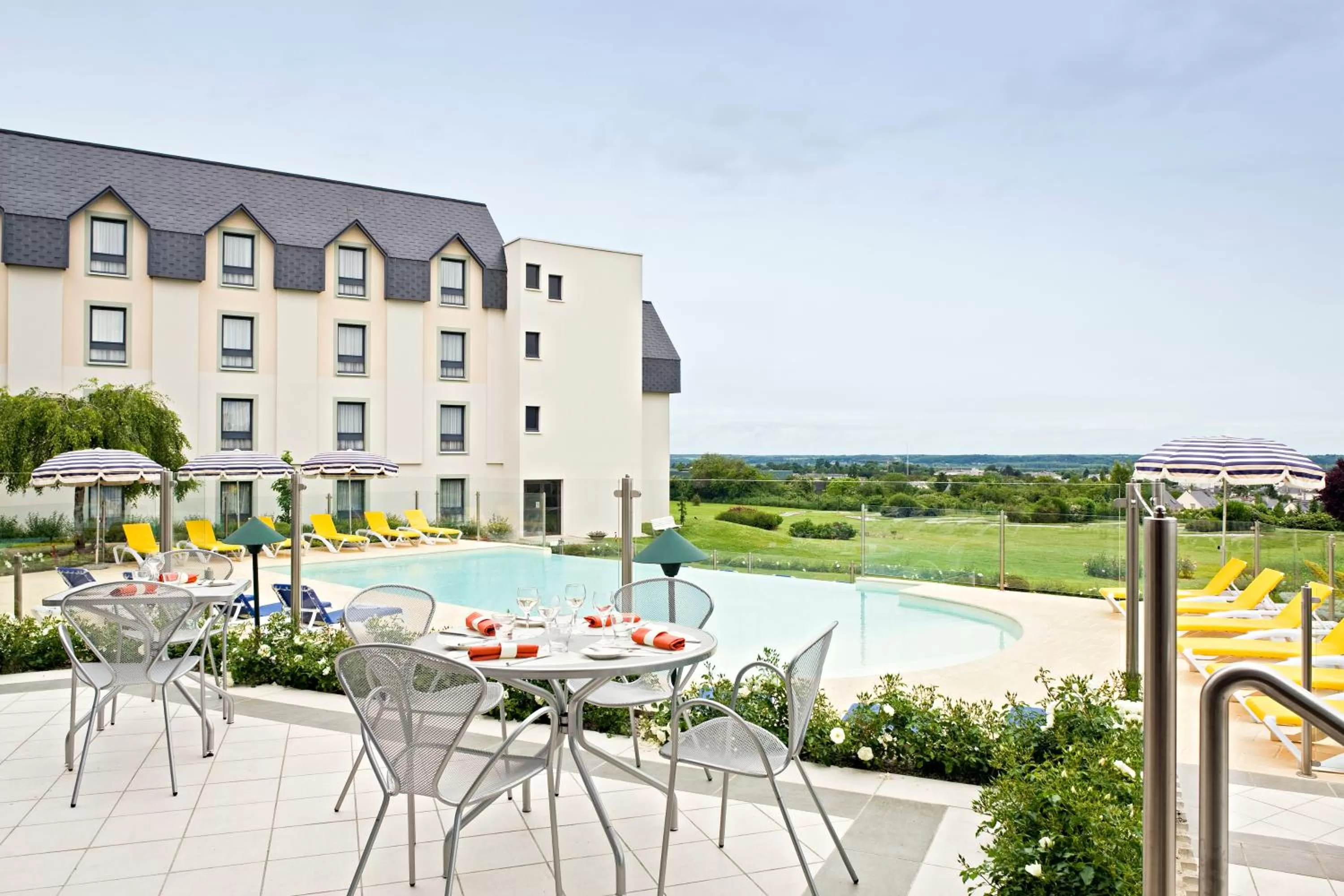 Swimming pool in Novotel Amboise