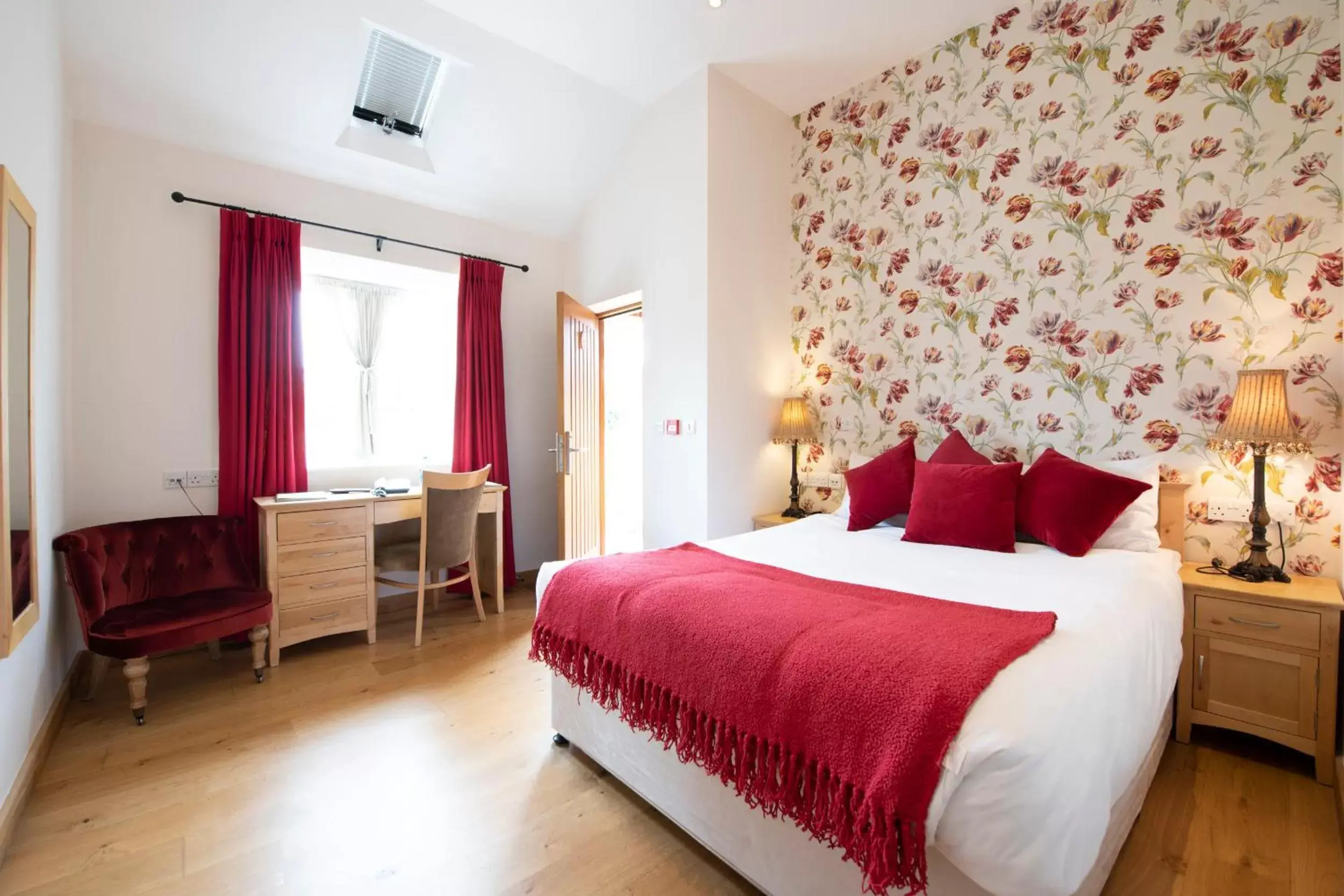 Bedroom, Bed in The Red Lion Hinxton