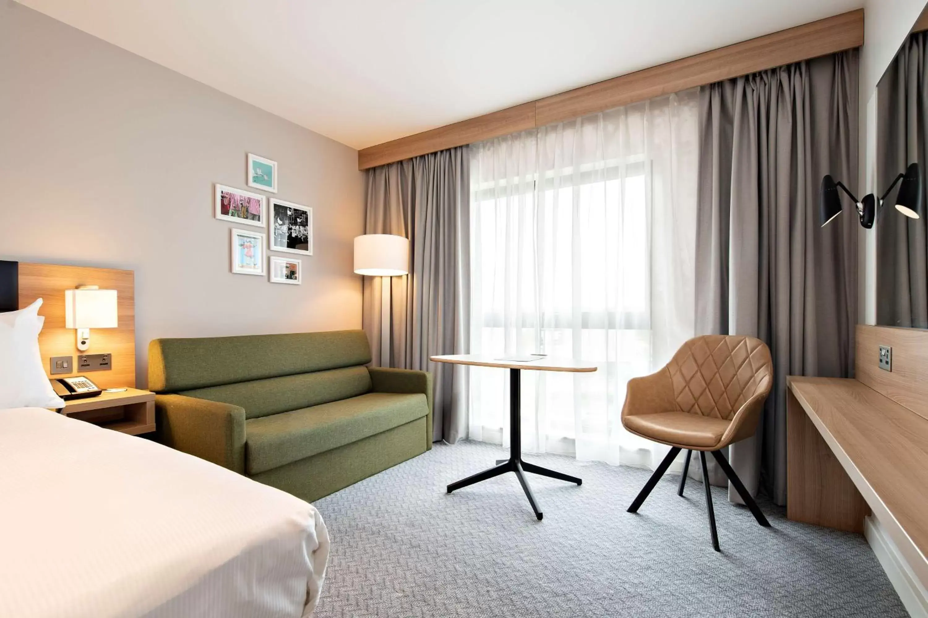 Bedroom, Seating Area in Hilton Garden Inn Abingdon Oxford