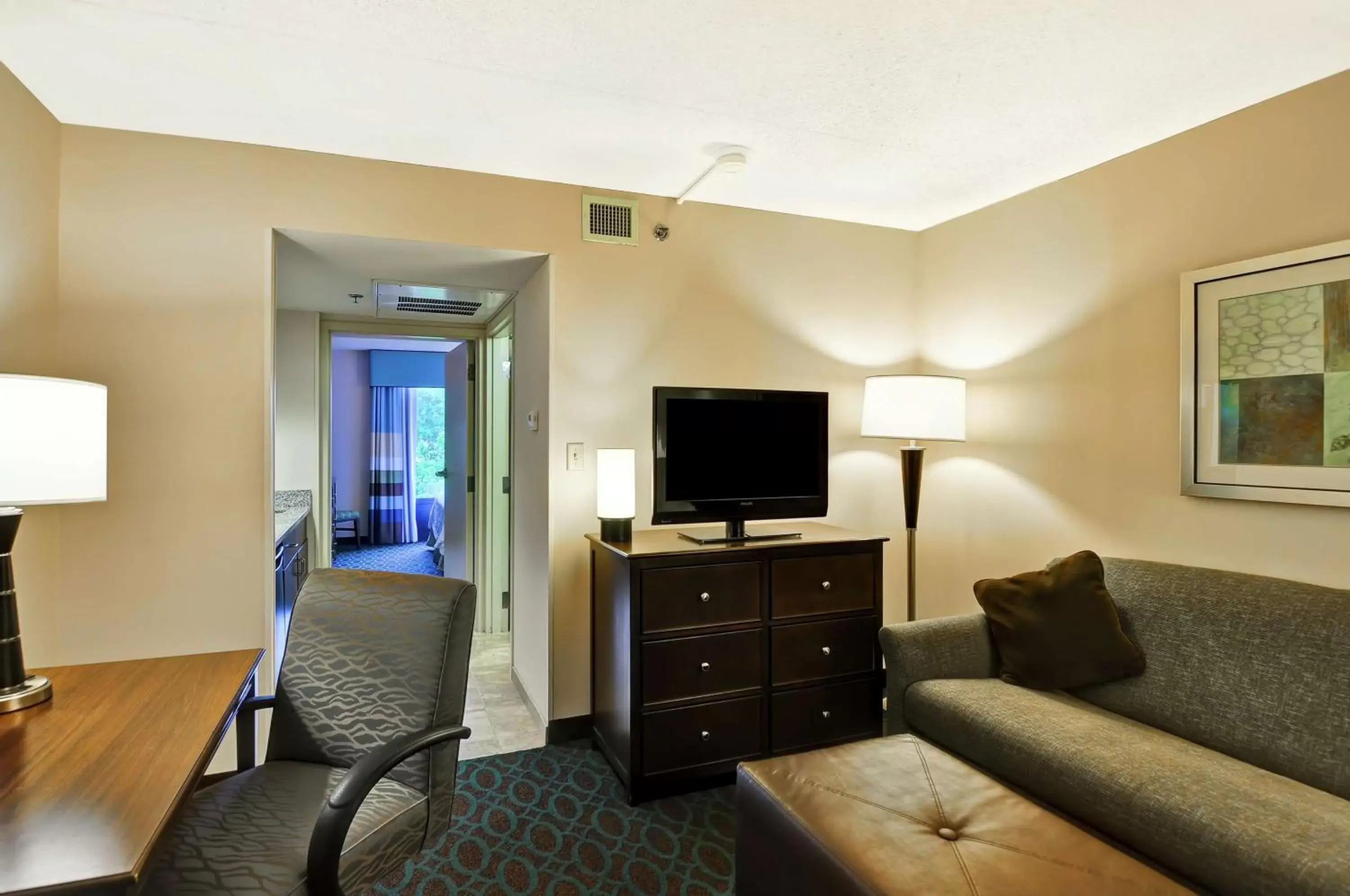 Bedroom, Seating Area in Hampton Inn New Bedford/Fairhaven