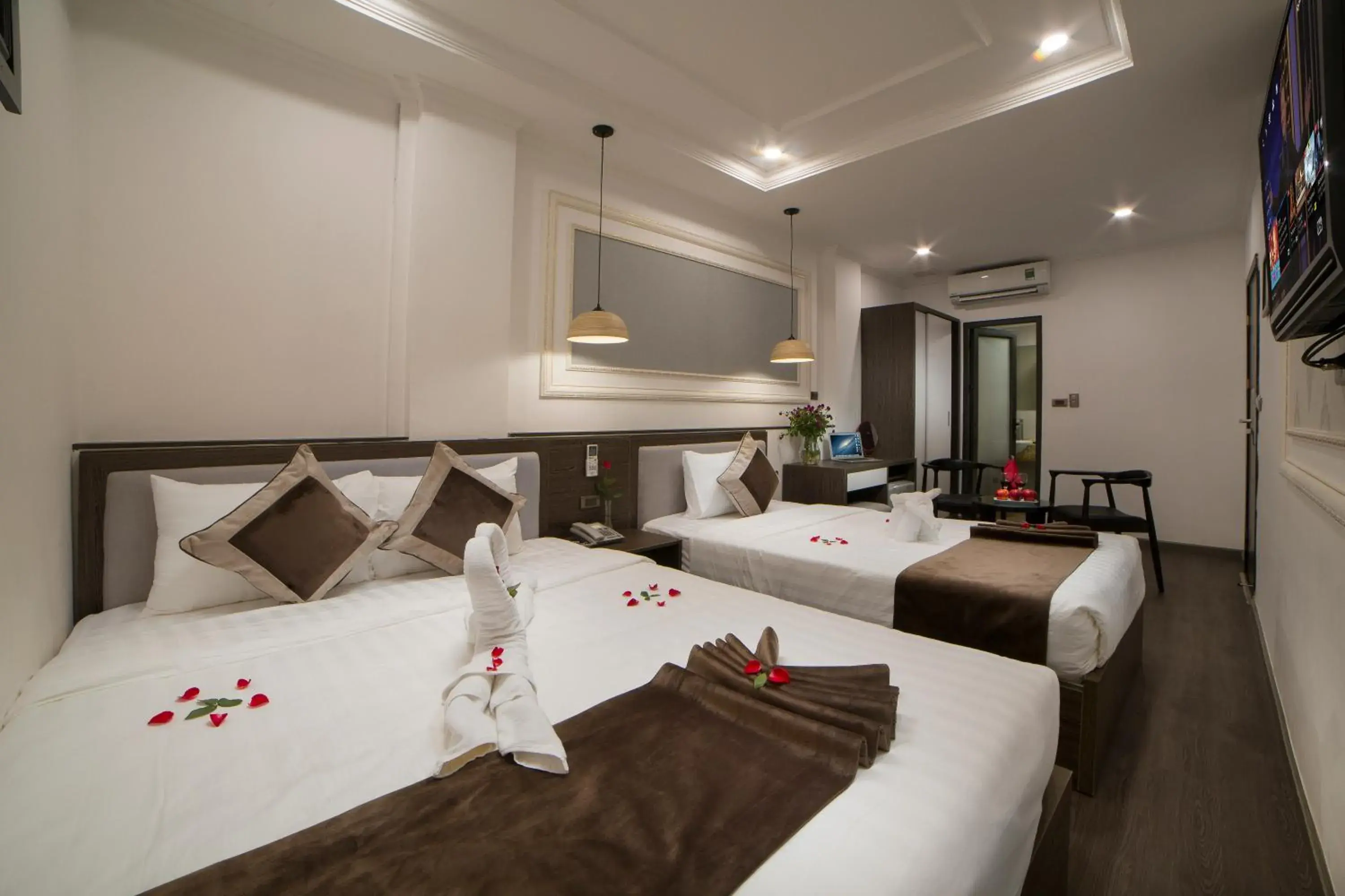 Property building, Bed in Galliot Central Hotel