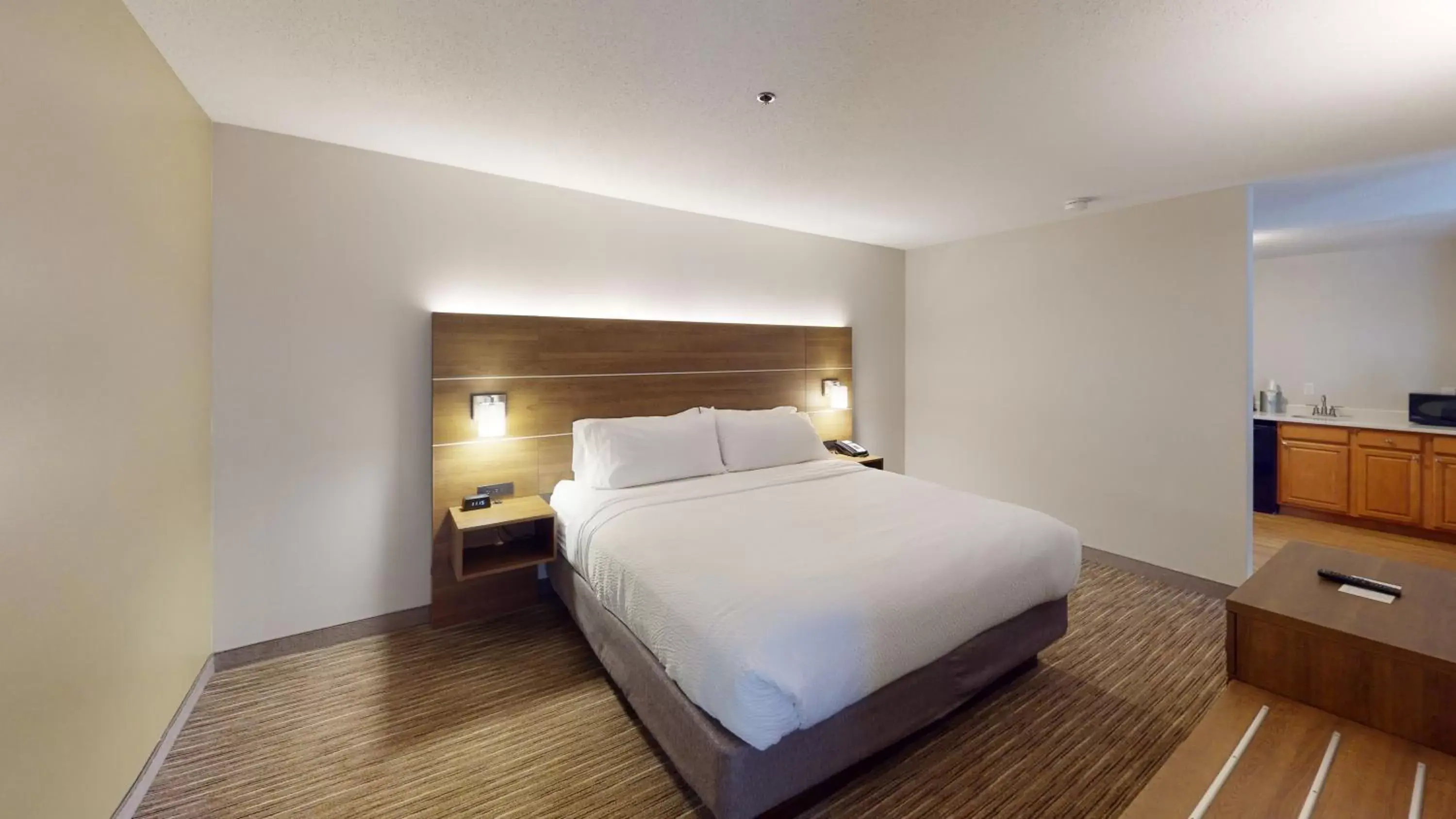 Bedroom, Bed in Holiday Inn Express South Burlington, an IHG Hotel