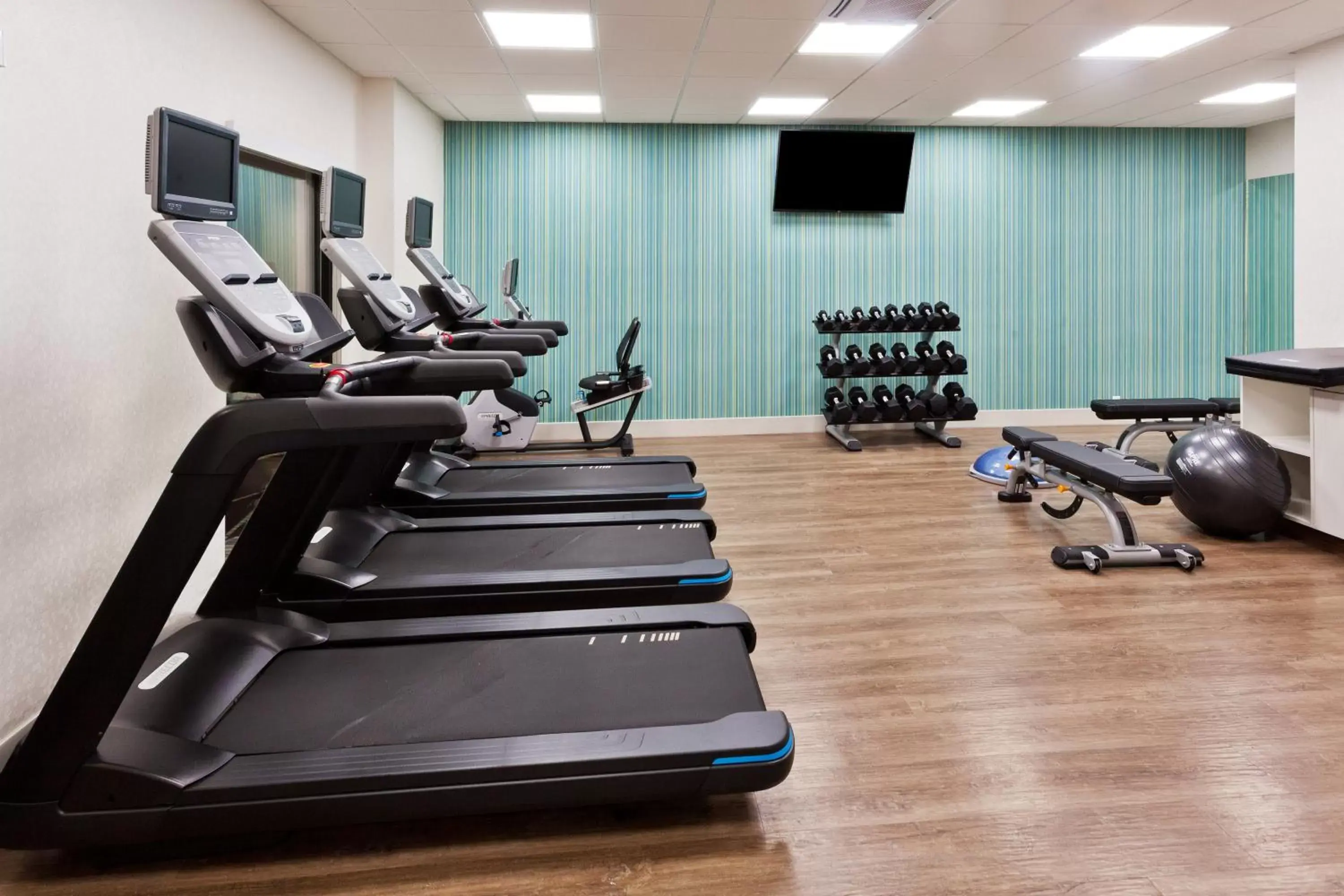 Fitness centre/facilities, Fitness Center/Facilities in Holiday Inn Express & Suites - Fayetteville, an IHG Hotel