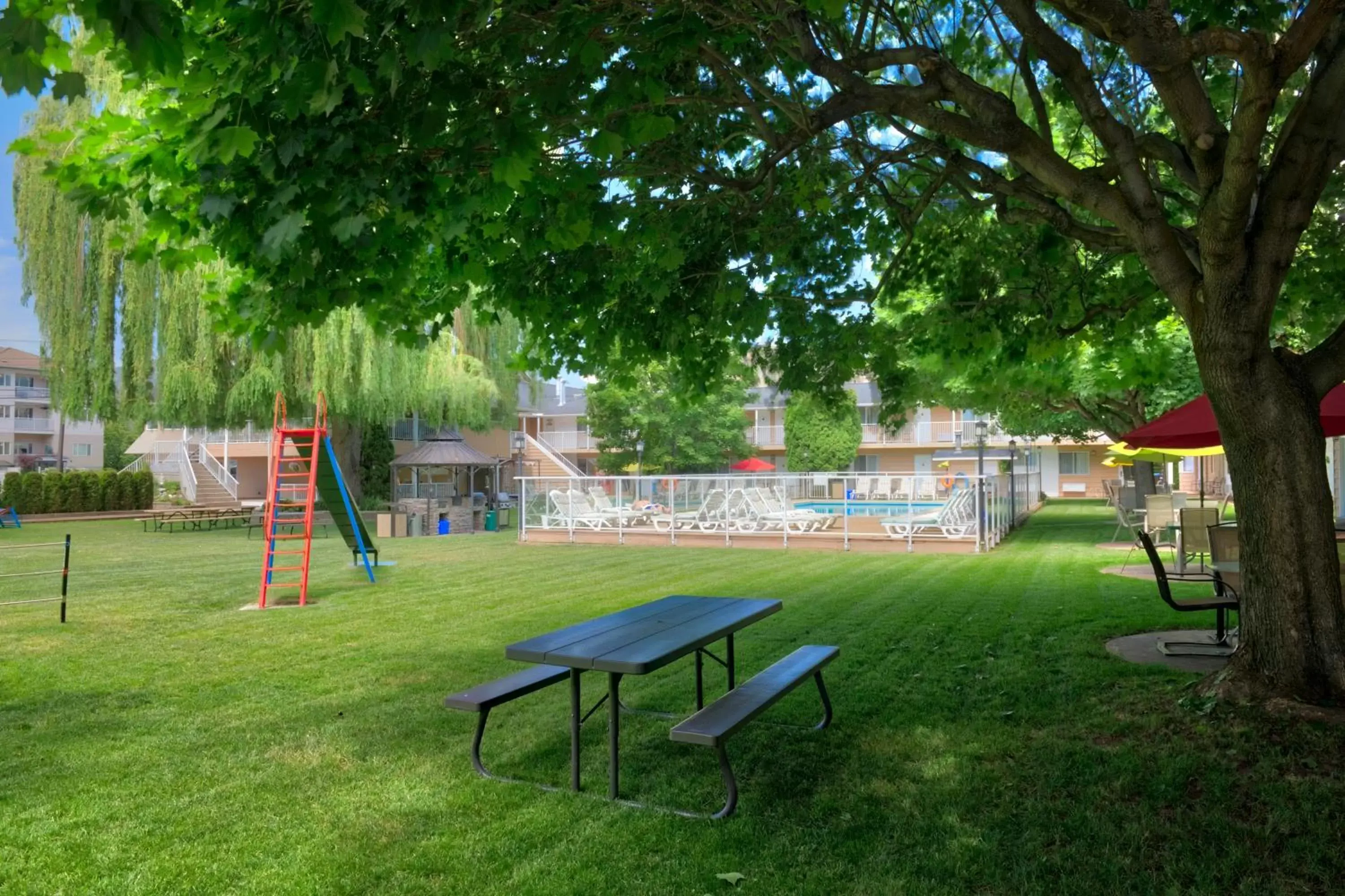 Garden, Children's Play Area in Best Western Inn at Penticton