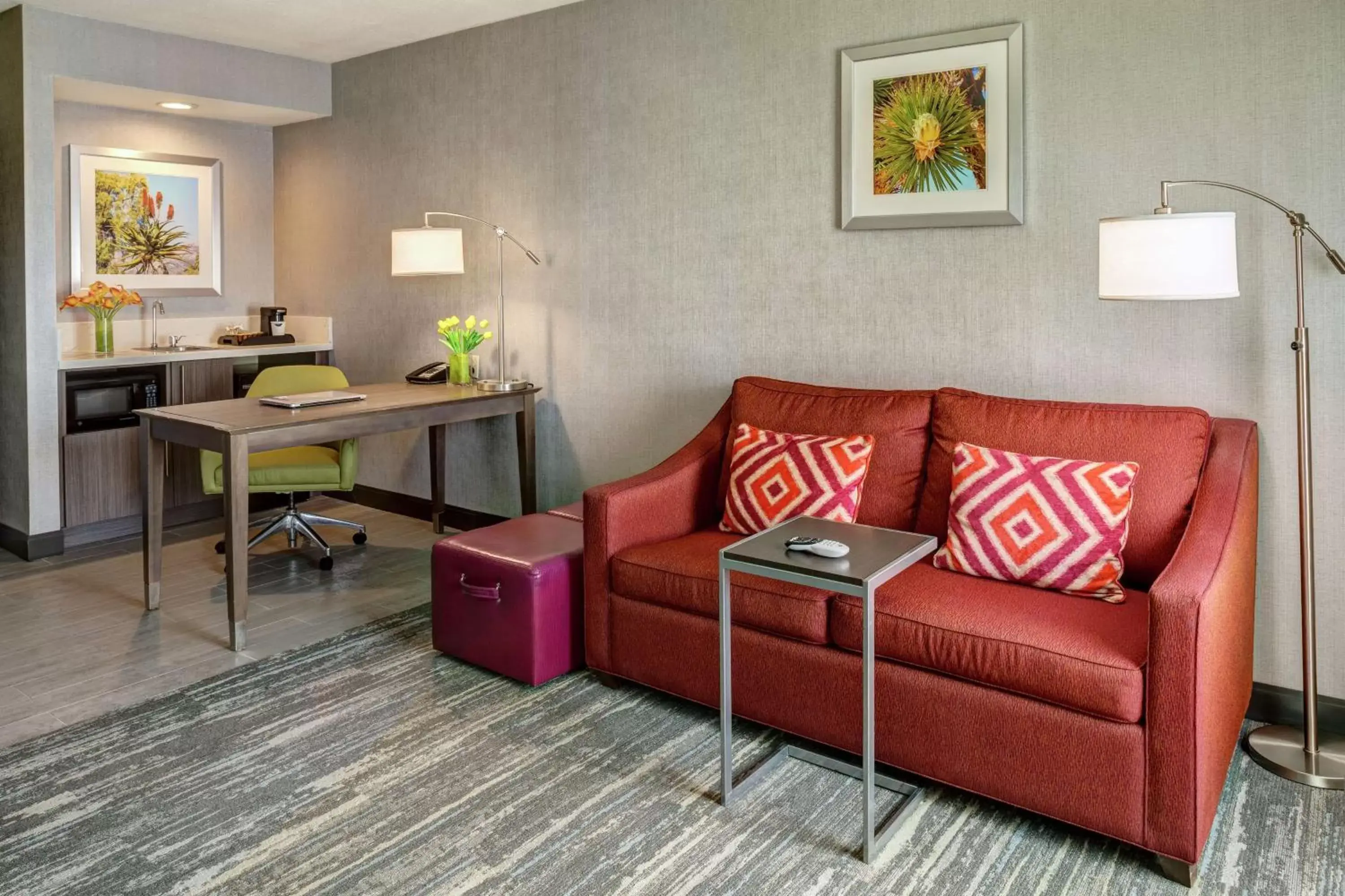 Bedroom, Seating Area in Hampton Inn & Suites Palm Desert