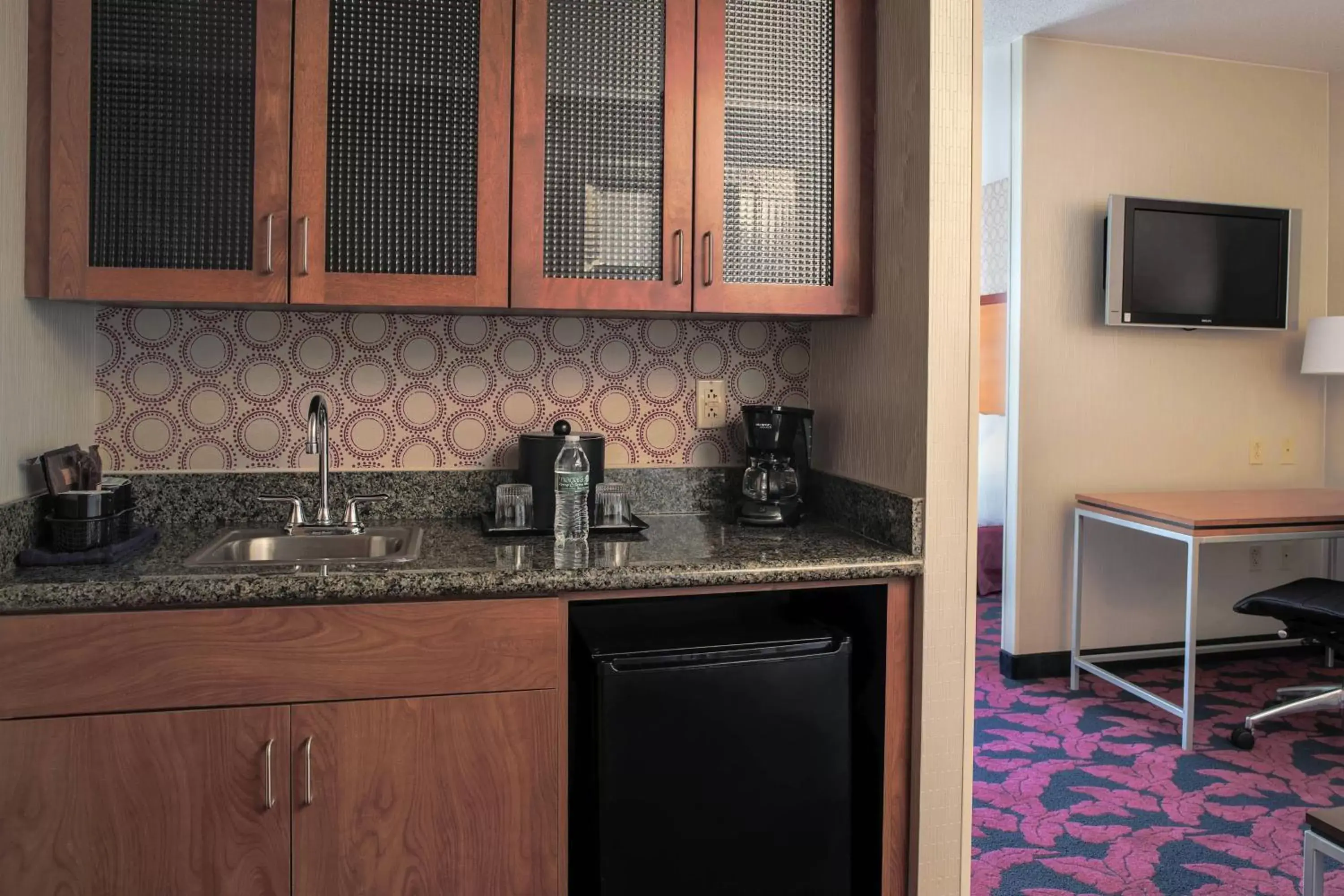 Photo of the whole room, Kitchen/Kitchenette in SpringHill Suites by Marriott Virginia Beach Oceanfront