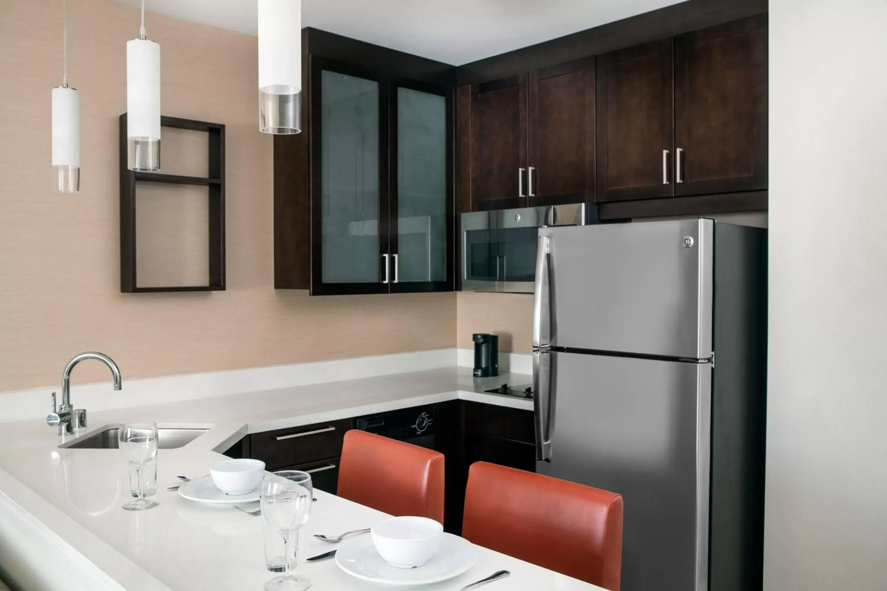 Kitchen or kitchenette, Bathroom in Residence Inn by Marriott Los Angeles Pasadena/Old Town