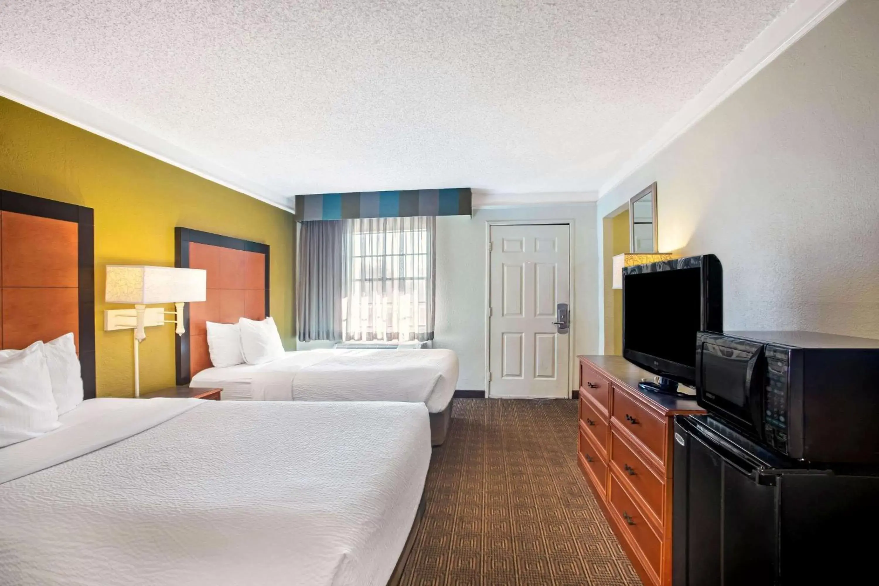 Photo of the whole room, TV/Entertainment Center in La Quinta Inn by Wyndham Killeen - Fort Hood