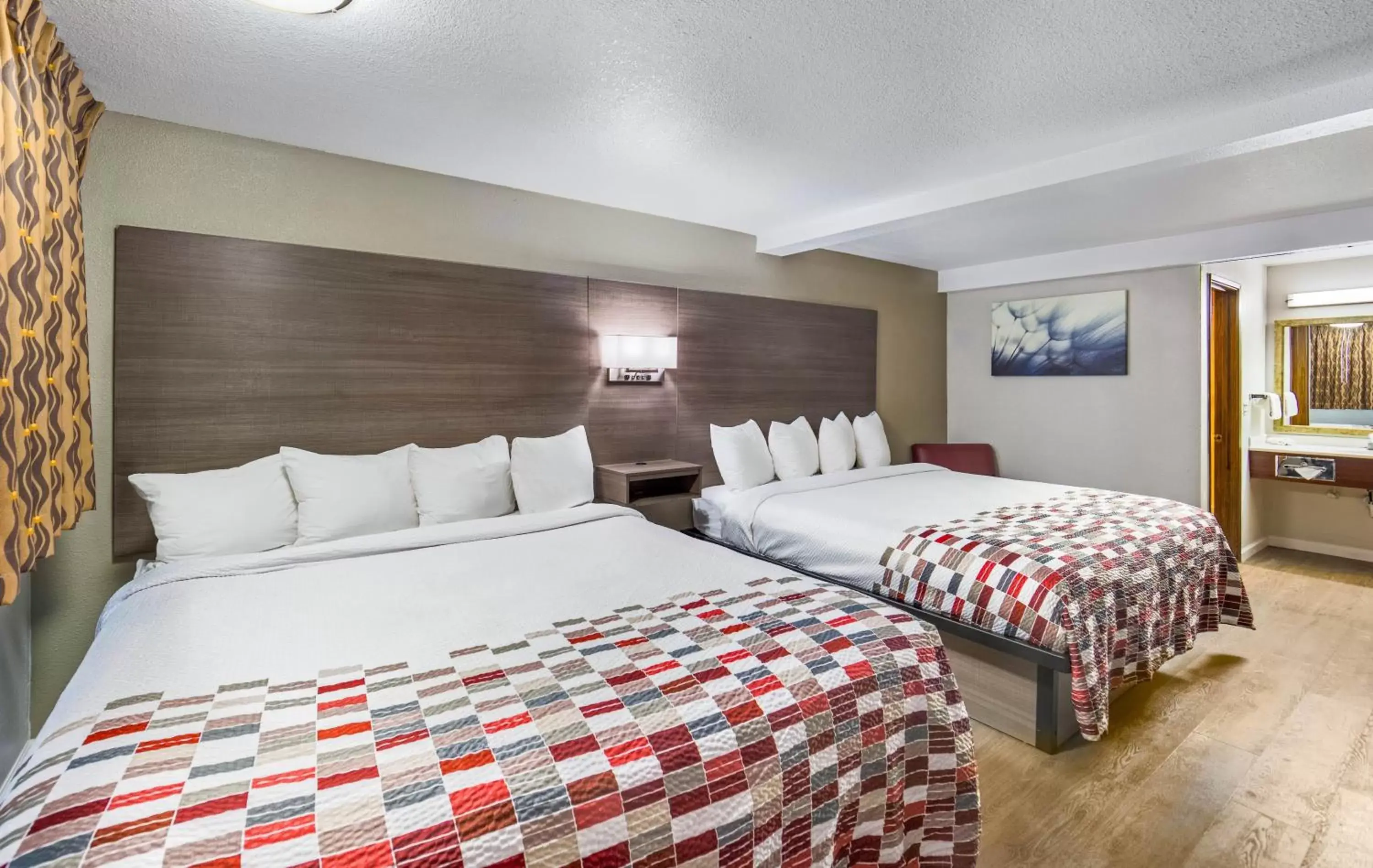 Photo of the whole room, Bed in Red Roof Inn & Suites Medford - Airport