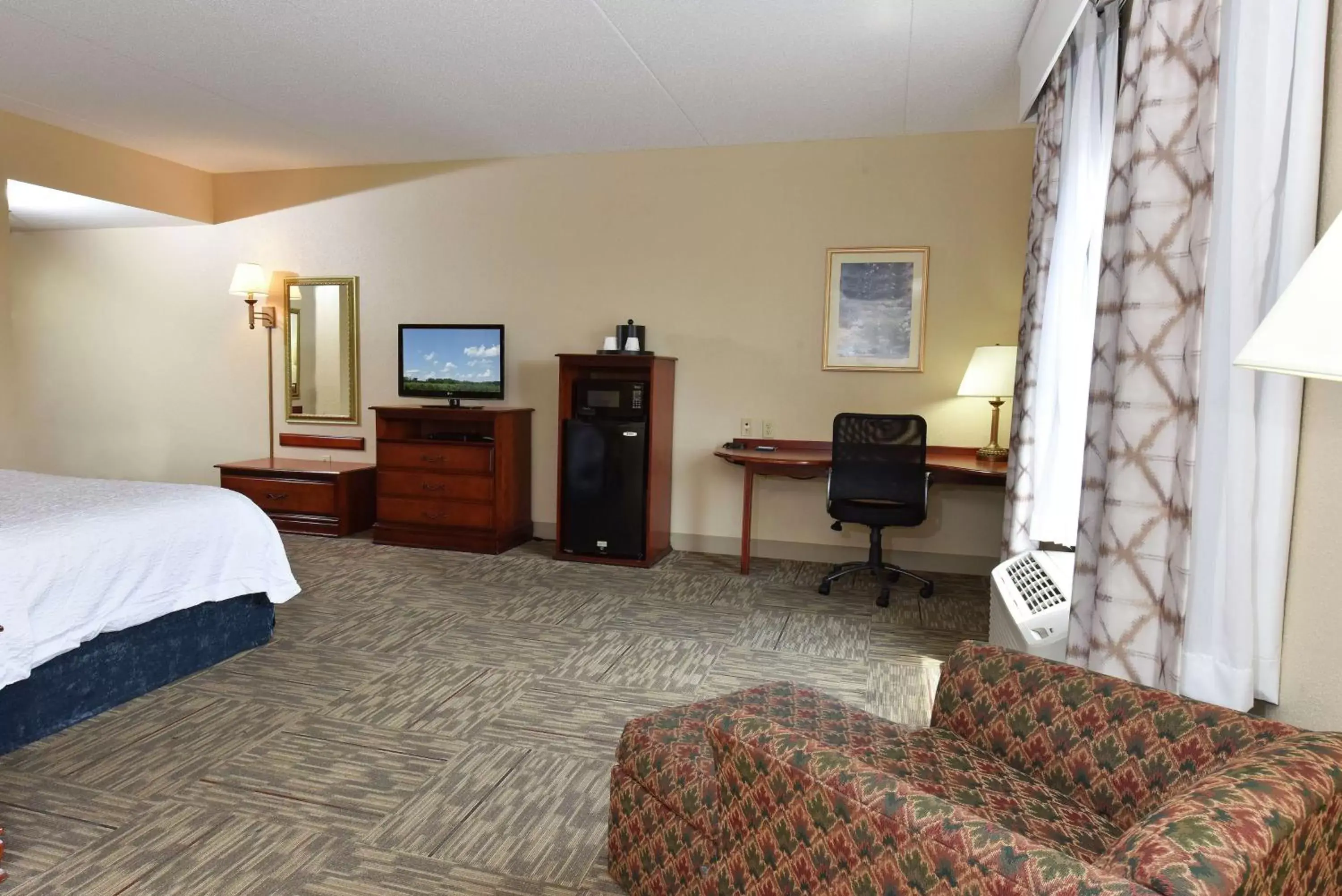 Bedroom, TV/Entertainment Center in Hampton Inn Selma