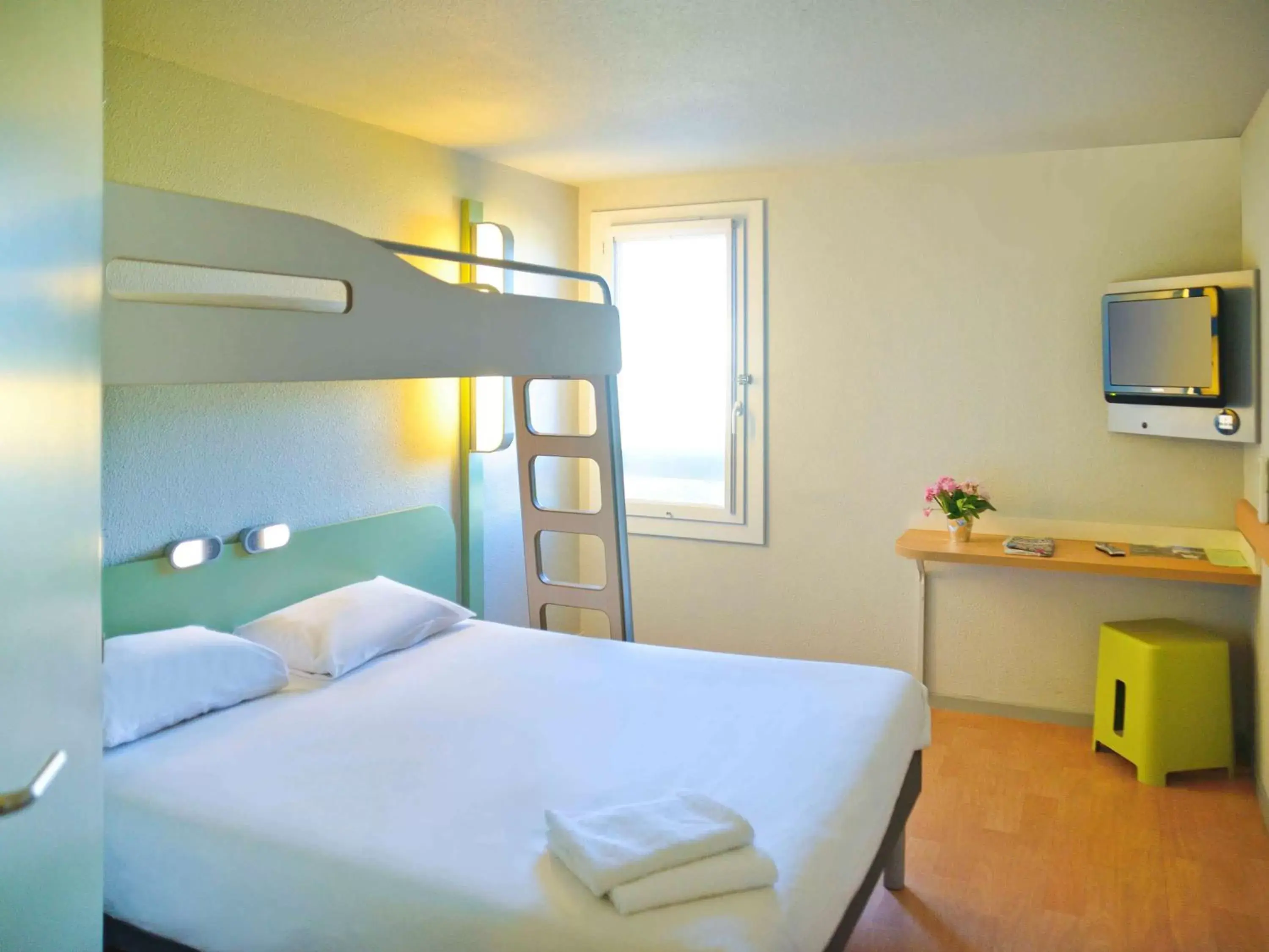 Photo of the whole room, Bunk Bed in Ibis Budget Bollene